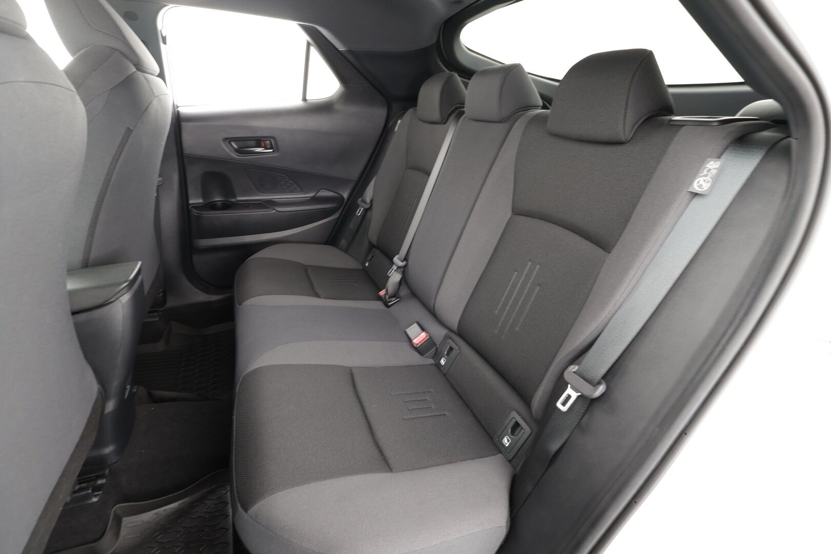 Toyota C-HR 2025 2,0 Hybrid AWD-i Edition * ACC / P.kamera / LED / Navi / Keyless / Sähköluukku / Facelift / Ratinlämmitin * - Suomi-auto / Kahdet renkaat aluvanteilla / Merkkihuollettu