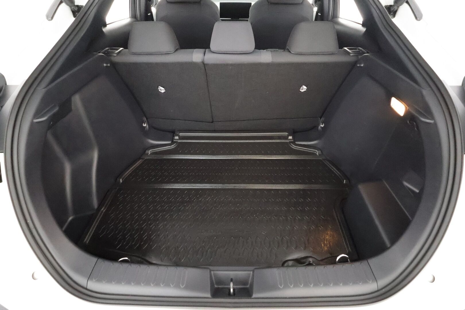 Toyota C-HR 2025 2,0 Hybrid AWD-i Edition - | ACC | P.kamera | LED | Navi | Keyless | Sähköluukku | BLIS | Ratinlämmitin | Suomi-auto | Kahdet renkaat aluvanteilla | Merkkihuollettu |