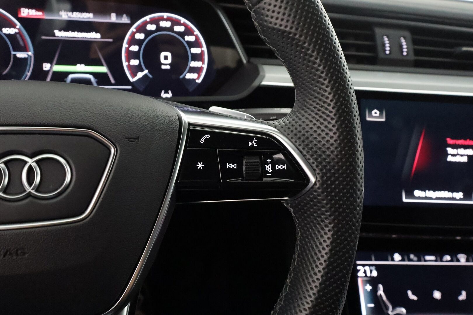 Audi e-tron 2022 Edition S line 55 quattro - | ACC | Lisälämmitin | Koukku | Matrix-LED | HUD | Muistipenkki | P.Kamera | Sporttinahat | Ilma-alusta | B&O | Apple&Android | Merkkihuollettu | Kahdet Renkaat |