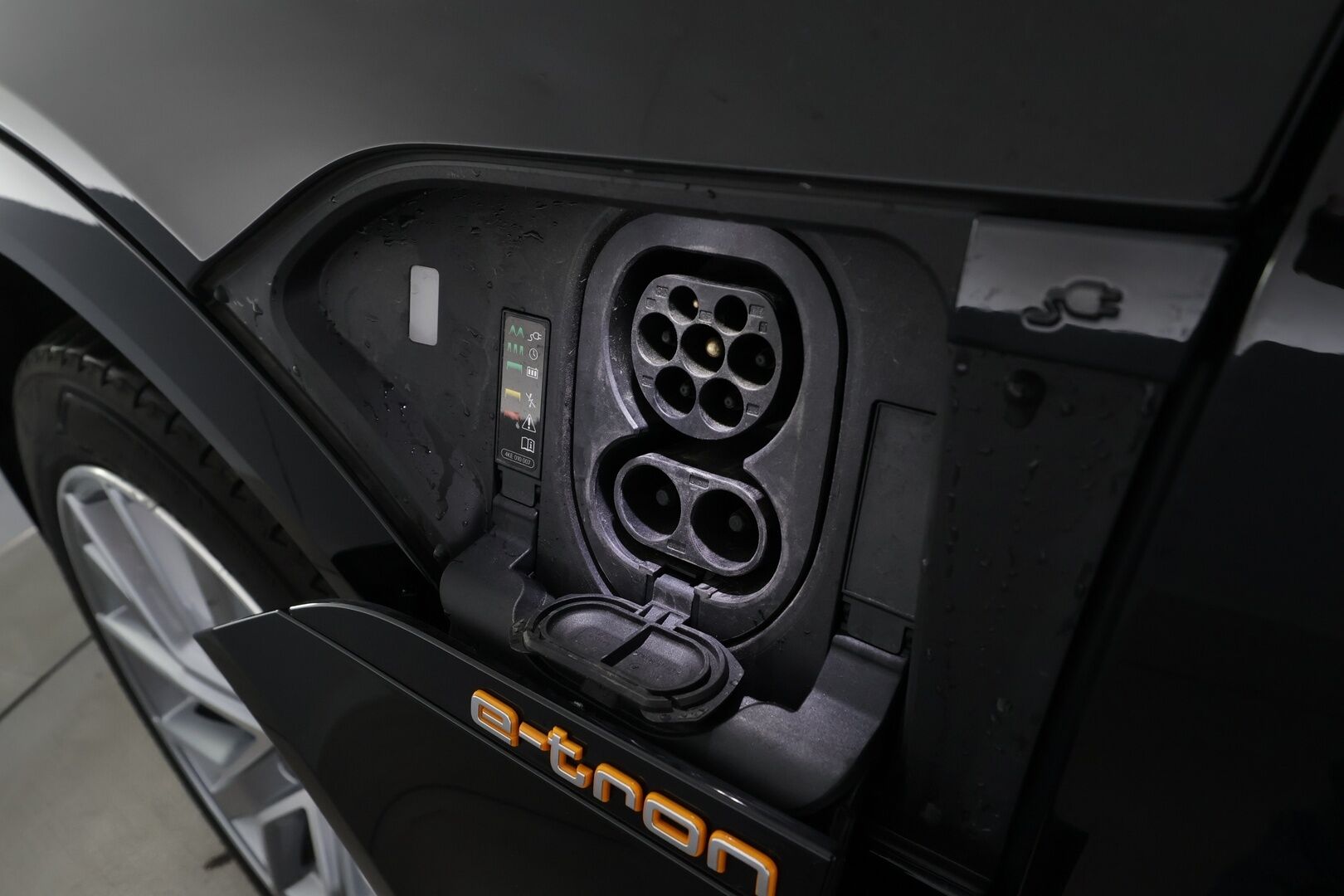 Audi e-tron 2022 Edition S line 55 quattro - | ACC | Lisälämmitin | Koukku | Matrix-LED | HUD | Muistipenkki | P.Kamera | Sporttinahat | Ilma-alusta | B&O | Apple&Android | Merkkihuollettu | Kahdet Renkaat |