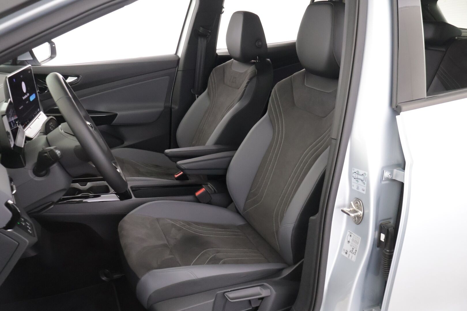 Volkswagen ID.4 2025 ID.4 PURE 125KW * ACC / ILP / Akuston esilämmitys / Peruutuskamera / Navi / Nahka/Alcantara-verhoilu * - Uudemmalla keskinäytöllä / Todella vähän ajettu / Kahdet renkaat / Akku kuntotarkastettu