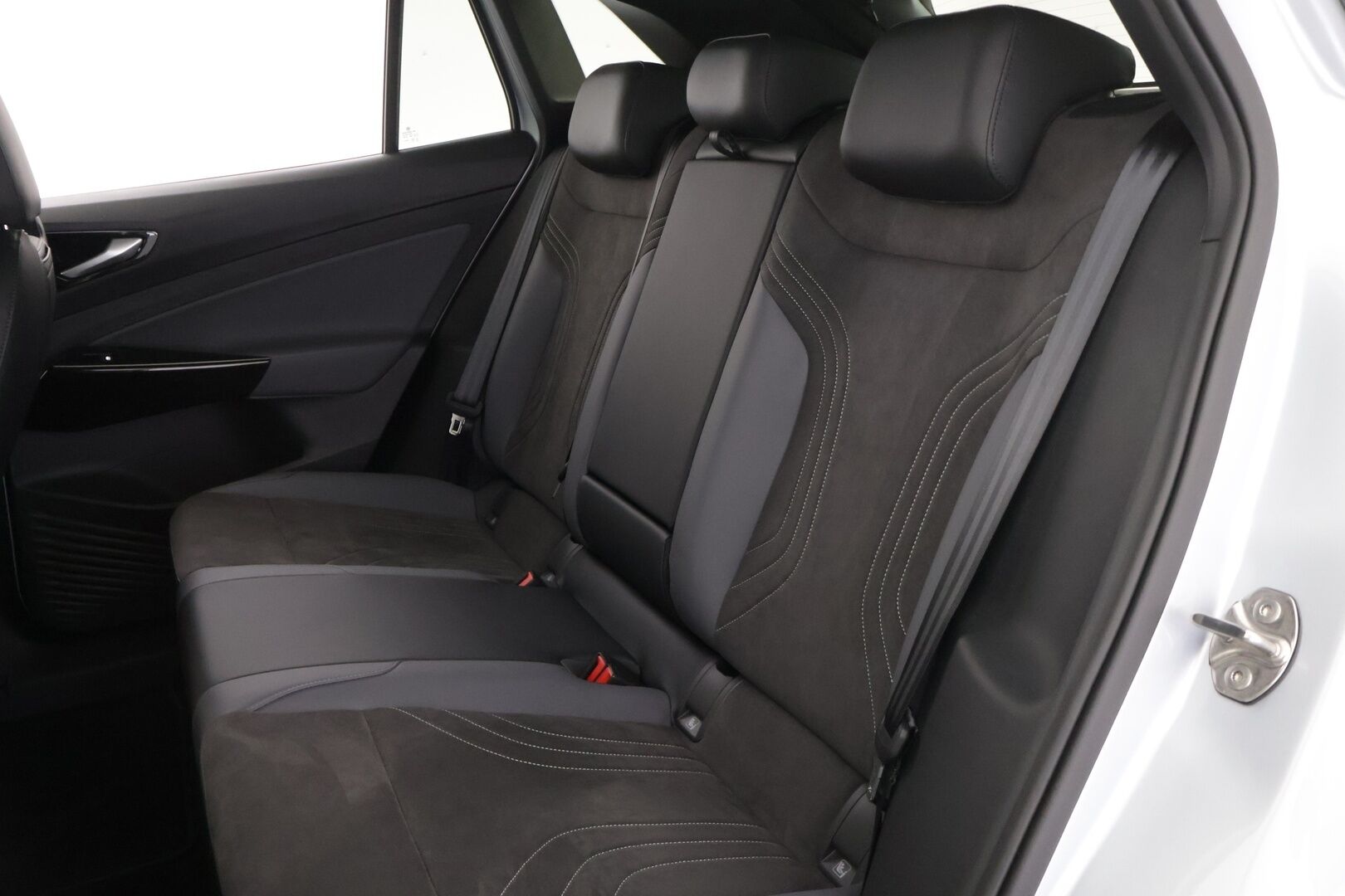 Volkswagen ID.4 2025 ID.4 PURE 125KW * ACC / ILP / Akuston esilämmitys / Peruutuskamera / Navi / Nahka/Alcantara-verhoilu * - Uudemmalla keskinäytöllä / Todella vähän ajettu / Kahdet renkaat / Akku kuntotarkastettu