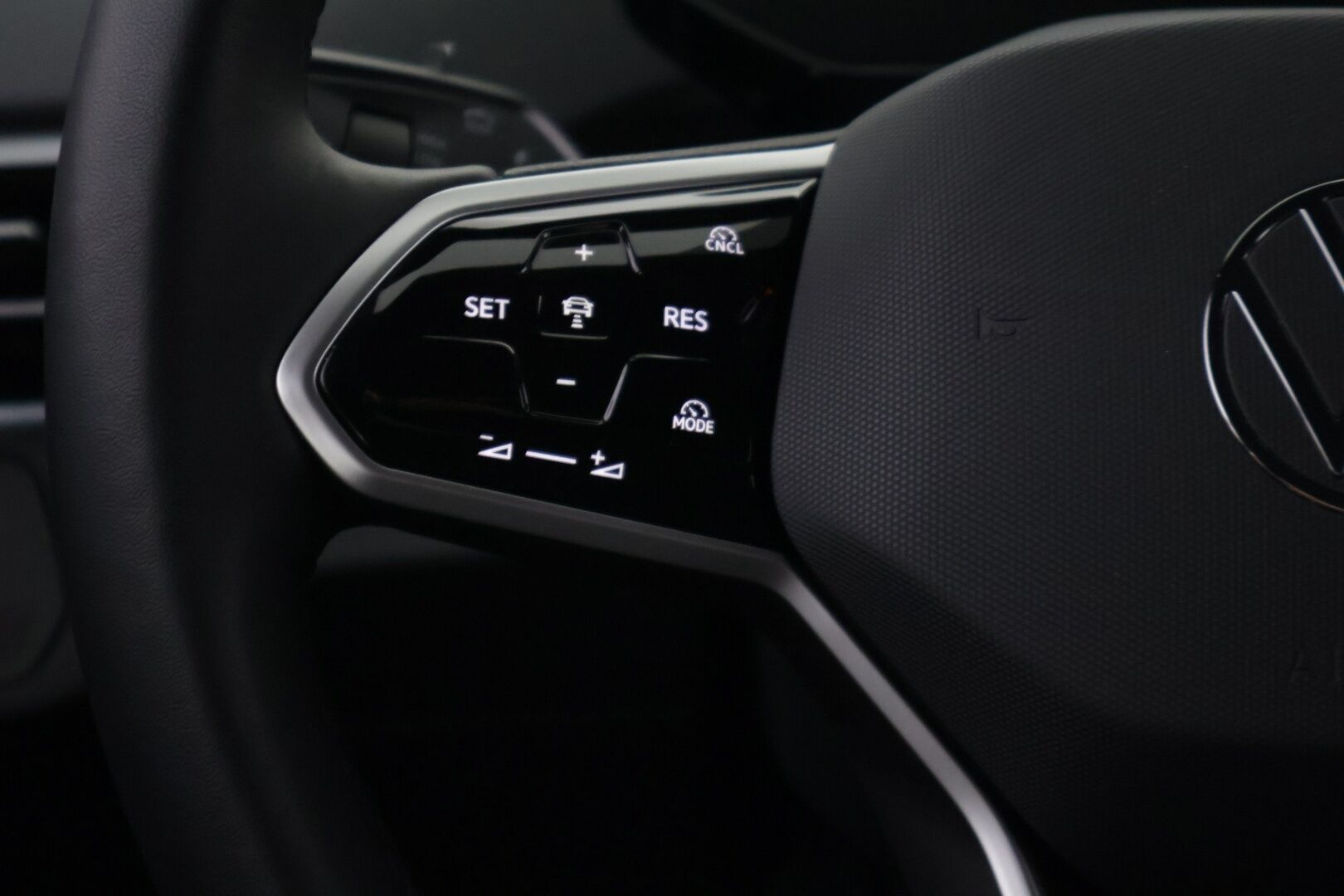 Volkswagen ID.4 2025 ID.4 PURE 125KW * ACC / ILP / Akuston esilämmitys / Peruutuskamera / Navi / Nahka/Alcantara-verhoilu * - Uudemmalla keskinäytöllä / Todella vähän ajettu / Kahdet renkaat / Akku kuntotarkastettu