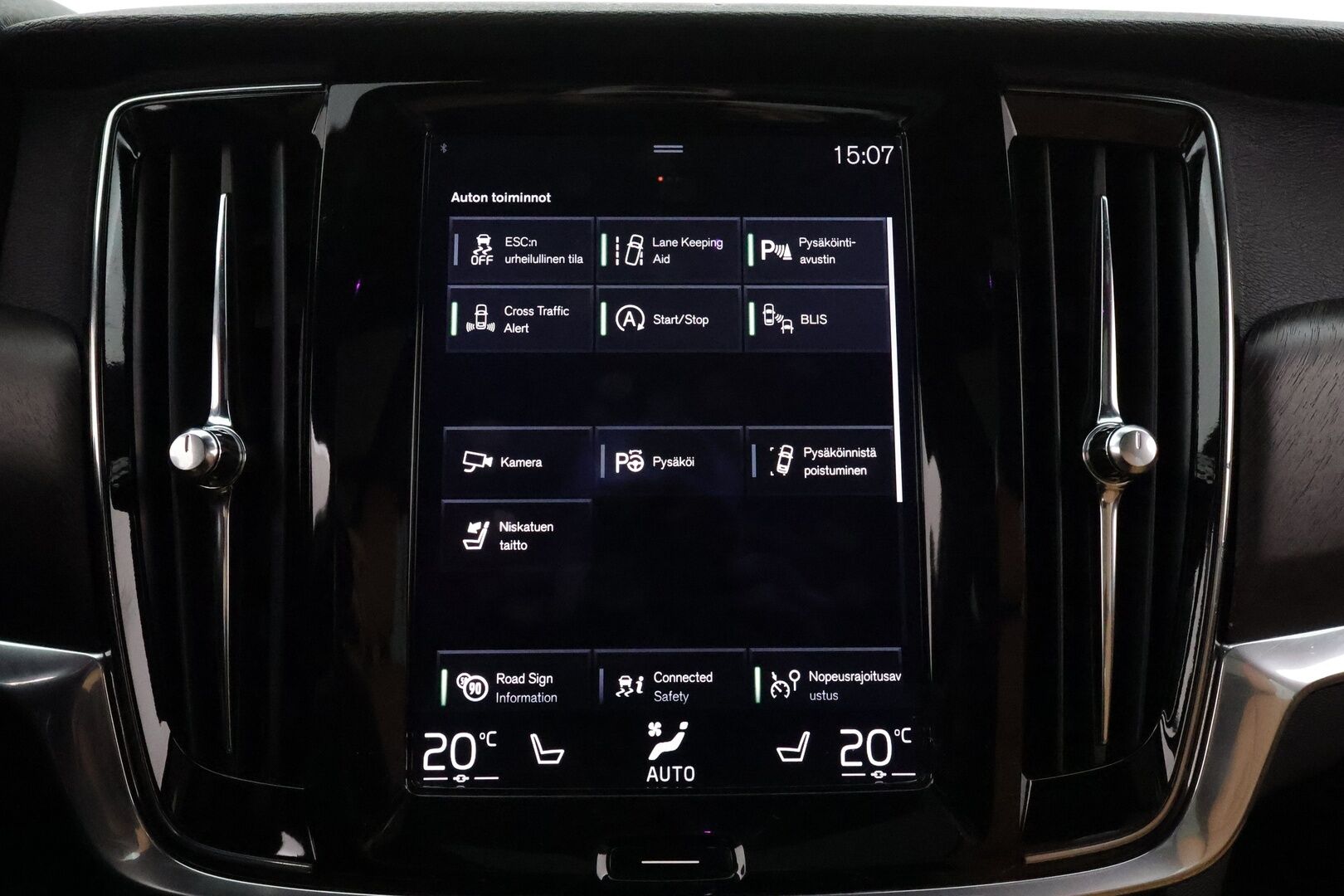 Volvo V90 CROSS COUNTRY 2017 D5 AWD Geartronic Inscription Pro  *Panorama / Konjakkinahat muistilla / Koukku / ACC / Webasto / Kamera / Pilot assist* - Webasto / Pilot Assist / Panorama / Koukku / P-kamera / Sporttipenkki Muistilla / 2x renkaat / Apple&Android / KeylessGo