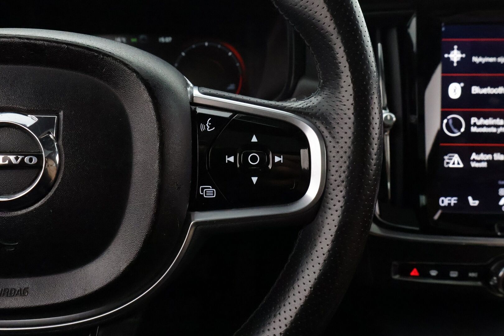 Volvo V90 CROSS COUNTRY 2017 D5 AWD Geartronic Inscription Pro  *Panorama / Konjakkinahat muistilla / Koukku / ACC / Webasto / Kamera / Pilot assist* - Webasto / Pilot Assist / Panorama / Koukku / P-kamera / Sporttipenkki Muistilla / 2x renkaat / Apple&Android / KeylessGo
