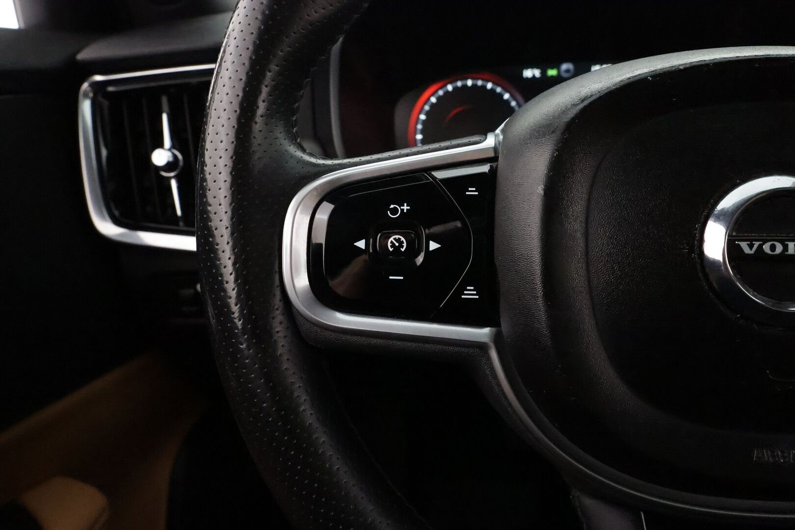 Volvo V90 CROSS COUNTRY 2017 D5 AWD Geartronic Inscription Pro  *Panorama / Konjakkinahat muistilla / Koukku / ACC / Webasto / Kamera / Pilot assist* - Webasto / Pilot Assist / Panorama / Koukku / P-kamera / Sporttipenkki Muistilla / 2x renkaat / Apple&Android / KeylessGo