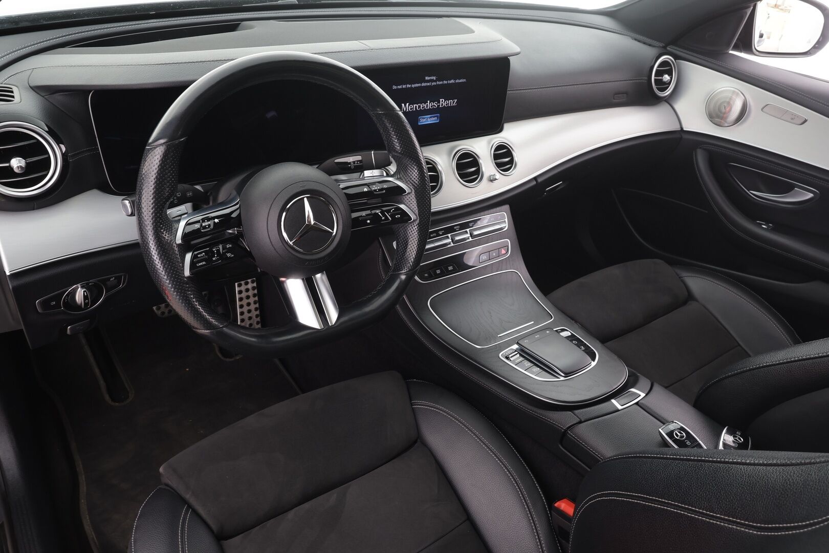 Mercedes-Benz E 2021 300 de 4MATIC T A Business Avantgarde EQ Power AMG * Koukku / Distronic / 360° / Multibeam / Widescreen / HUD /Panorama* - Burmester / Sportpenkit / Kahdet renkaat aluvanteilla