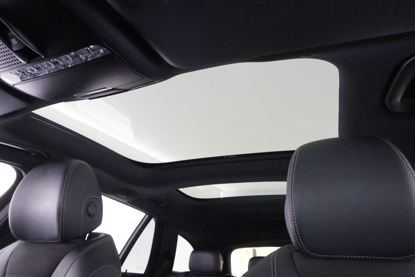 Mercedes-Benz E 2021 300 de 4MATIC T A Business Avantgarde EQ Power AMG * Koukku / Distronic / 360° / Multibeam / Widescreen / HUD /Panorama* - Burmester / Sportpenkit / Kahdet renkaat aluvanteilla