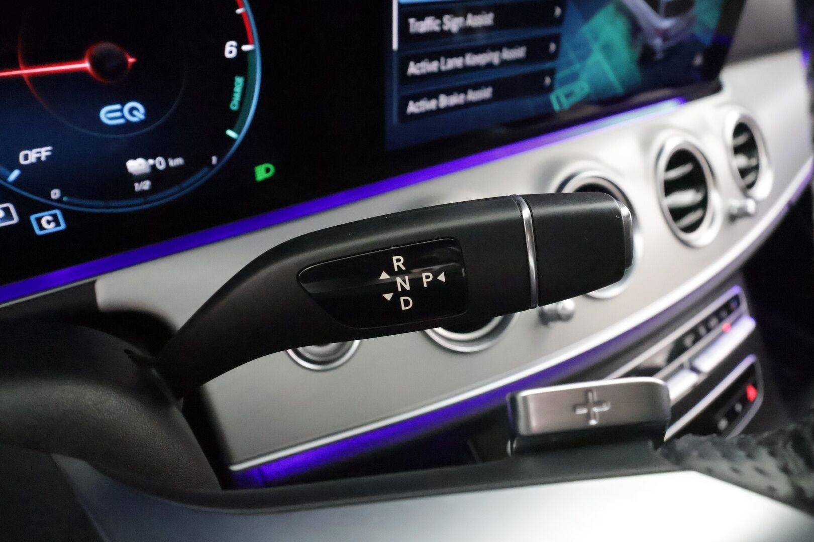 Mercedes-Benz E 2021 300 de 4MATIC T A Business Avantgarde EQ Power AMG * Koukku / Distronic / 360° / Multibeam / Widescreen / HUD /Panorama* - Burmester / Sportpenkit / Kahdet renkaat aluvanteilla