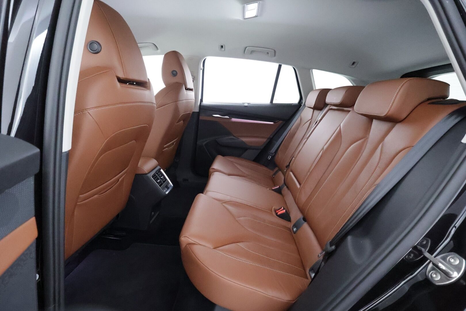 Skoda Enyaq 2023 80x 4x4 iV - | ACC | ILP | HUD | Koukku | Matrix | Canton | Muistipenkki | Ruskeat Nahat | P.kamera | Lämm. ratti | Keyless | 2x renkaat aluin | Merkkihuollot | 