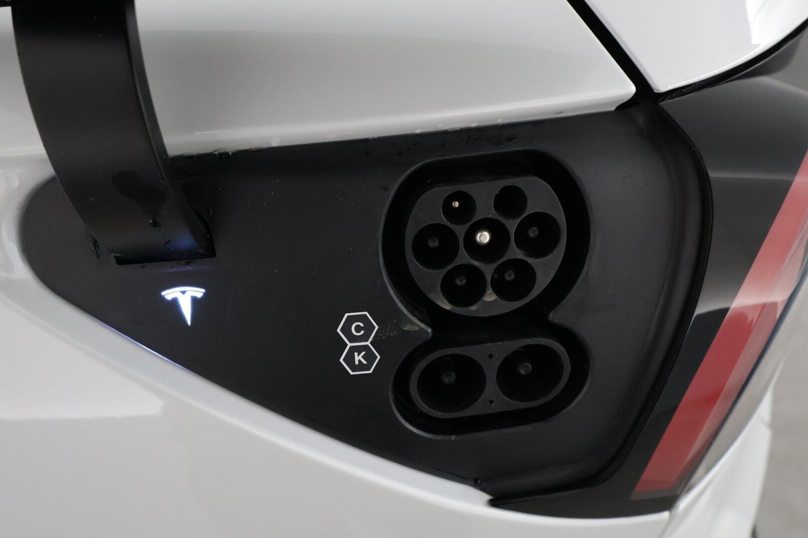 TESLA MODEL Y 2022 Dual Motor Performance ** Lasikatto / Lämpöpumppu / Adapt.Vakkari / Matrix-LED / P.kamera / Muistipenkki / KeylessGO ** - 3,99 % KORKOTARJOUS TÄHÄN AUTOON - Akku Kuntotarkistettu!