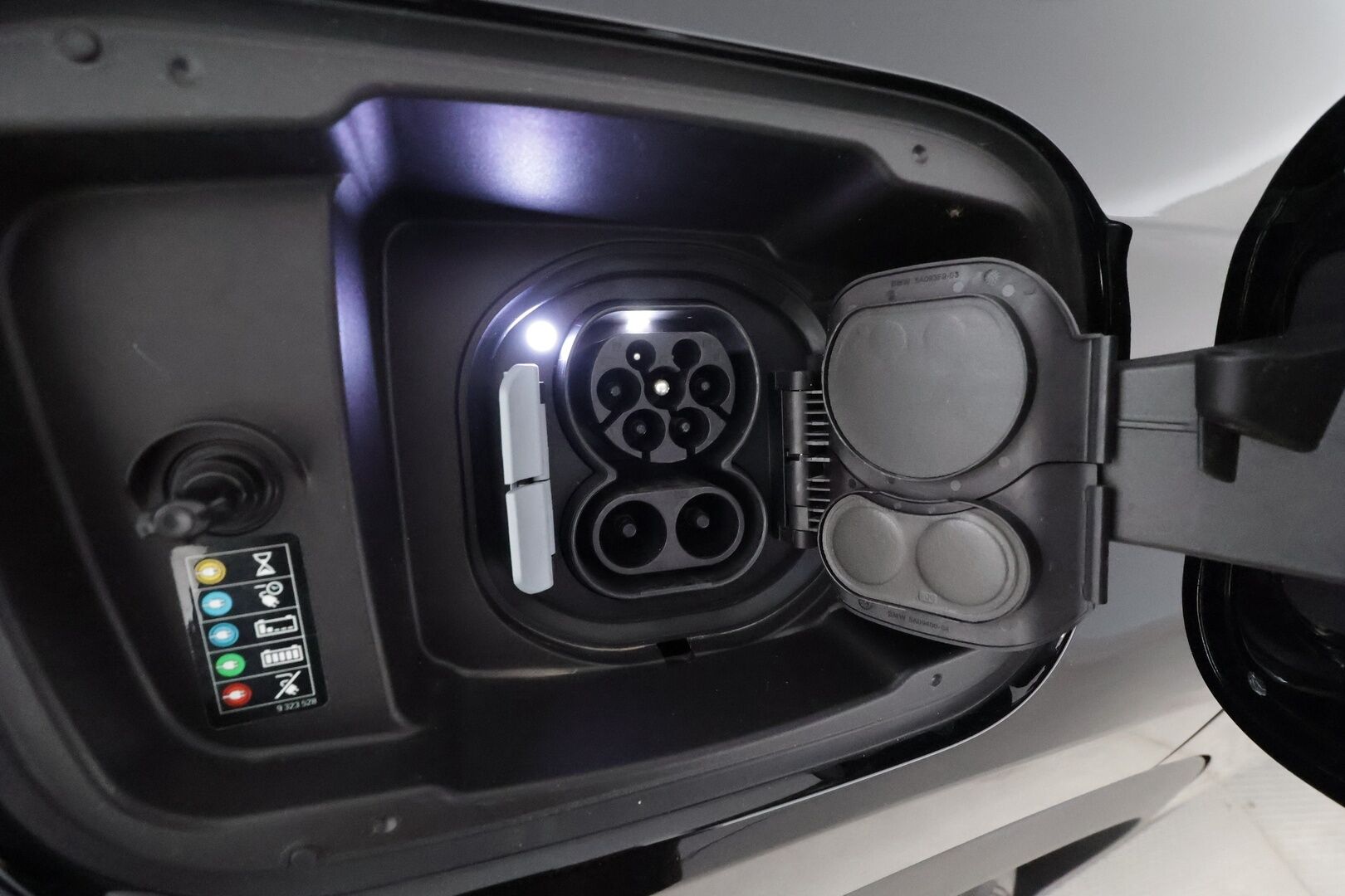 BMW IX1 2023 U11 30 xDrive **Adapt.Vakkari / Widescreen / ComfortAccess / P.kamera / Adapt. LED / Apple&Android** - 3,99 % KORKOTARJOUS TÄHÄN AUTOON - Akku Kuntotarkistettu!