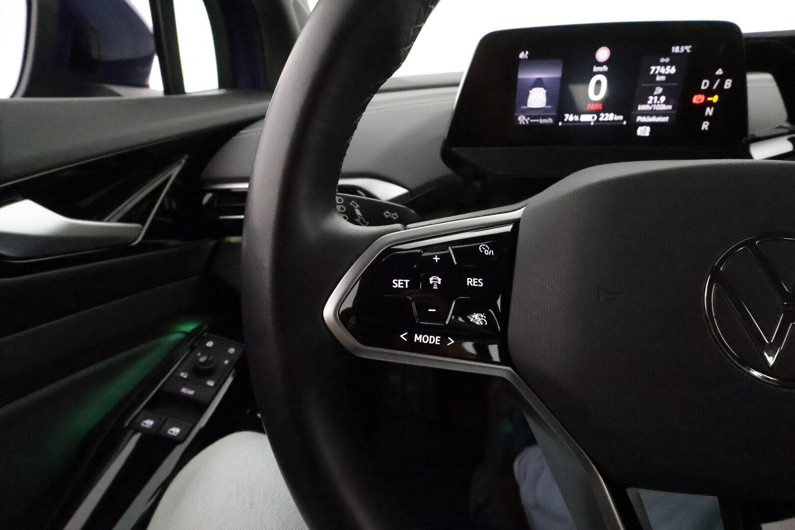 VOLKSWAGEN ID.4 2023 Pro Performance 150 kW **Adapt.vakkari / Travel Assist / Hierovat Muistipenkit / Lämpöpumppu / Koukku / 360 Kamera** - 3,99 % KORKOTARJOUS TÄHÄN AUTOON - 