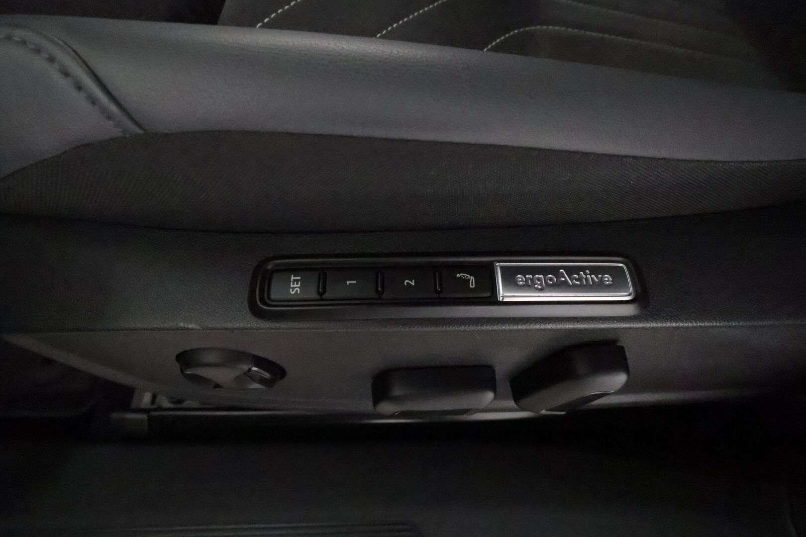 VOLKSWAGEN ID.4 2023 Pro Performance 150 kW **Adapt.vakkari / Travel Assist / Hierovat Muistipenkit / Lämpöpumppu / Koukku / 360 Kamera** - 3,99 % KORKOTARJOUS TÄHÄN AUTOON - 