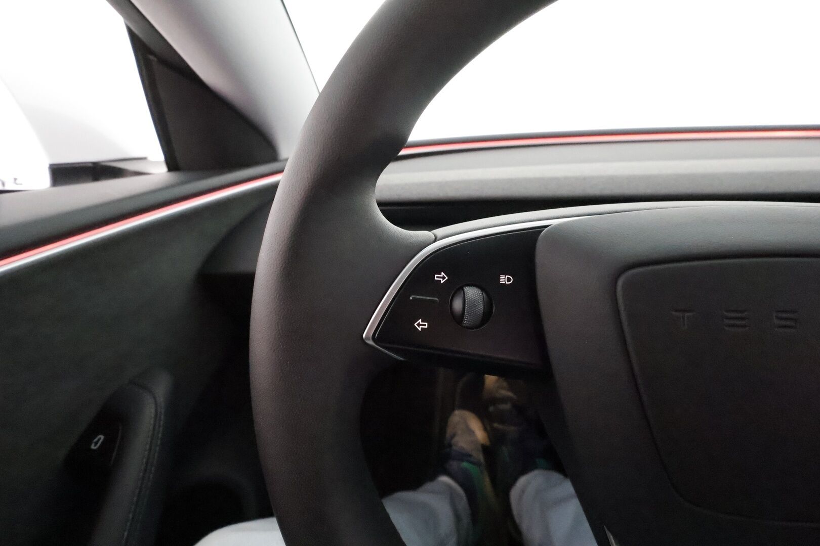TESLA MODEL 3 2024 Highland Long Range **Ilmastoidut penkit / Lämpöpumppu / Matrix LED / Autopilot / Lasikatto / P.kamera** - 3,99 % KORKOTARJOUS TÄHÄN AUTOON - Ambient valot / Koti- ja kauppakeskus laturit