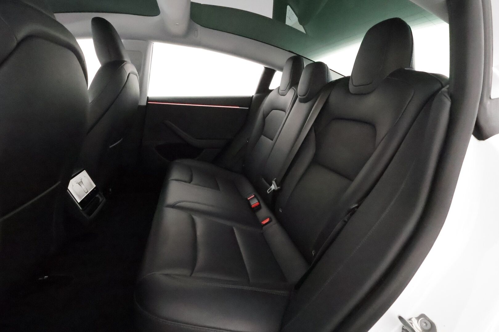 TESLA MODEL 3 2024 Highland Long Range **Ilmastoidut penkit / Lämpöpumppu / Matrix LED / Autopilot / Lasikatto / P.kamera** - 3,99 % KORKOTARJOUS TÄHÄN AUTOON - Ambient valot / Koti- ja kauppakeskus laturit