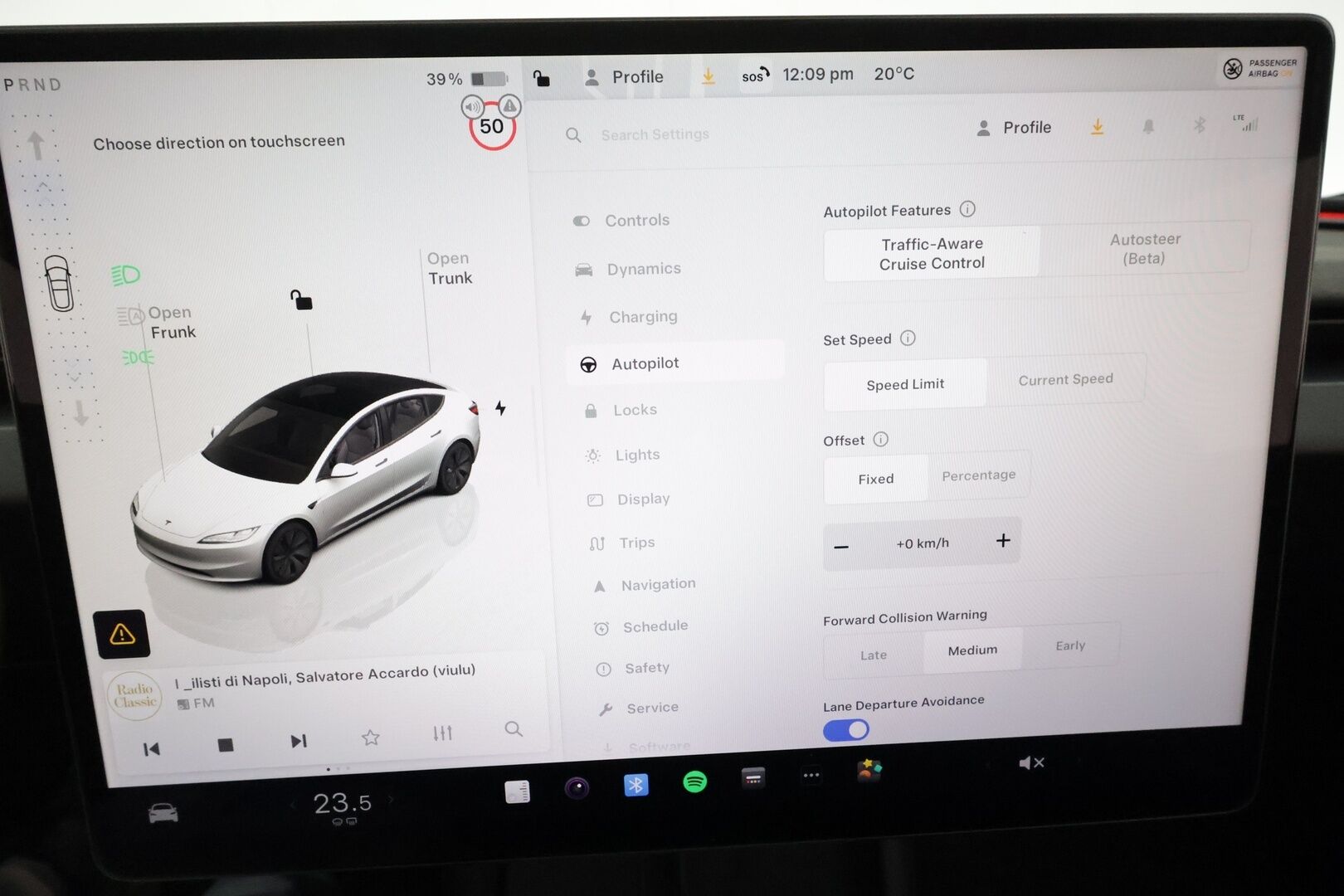 TESLA MODEL 3 2024 Highland Long Range **Ilmastoidut penkit / Lämpöpumppu / Matrix LED / Autopilot / Lasikatto / P.kamera** - 3,99 % KORKOTARJOUS TÄHÄN AUTOON - Ambient valot / Koti- ja kauppakeskus laturit