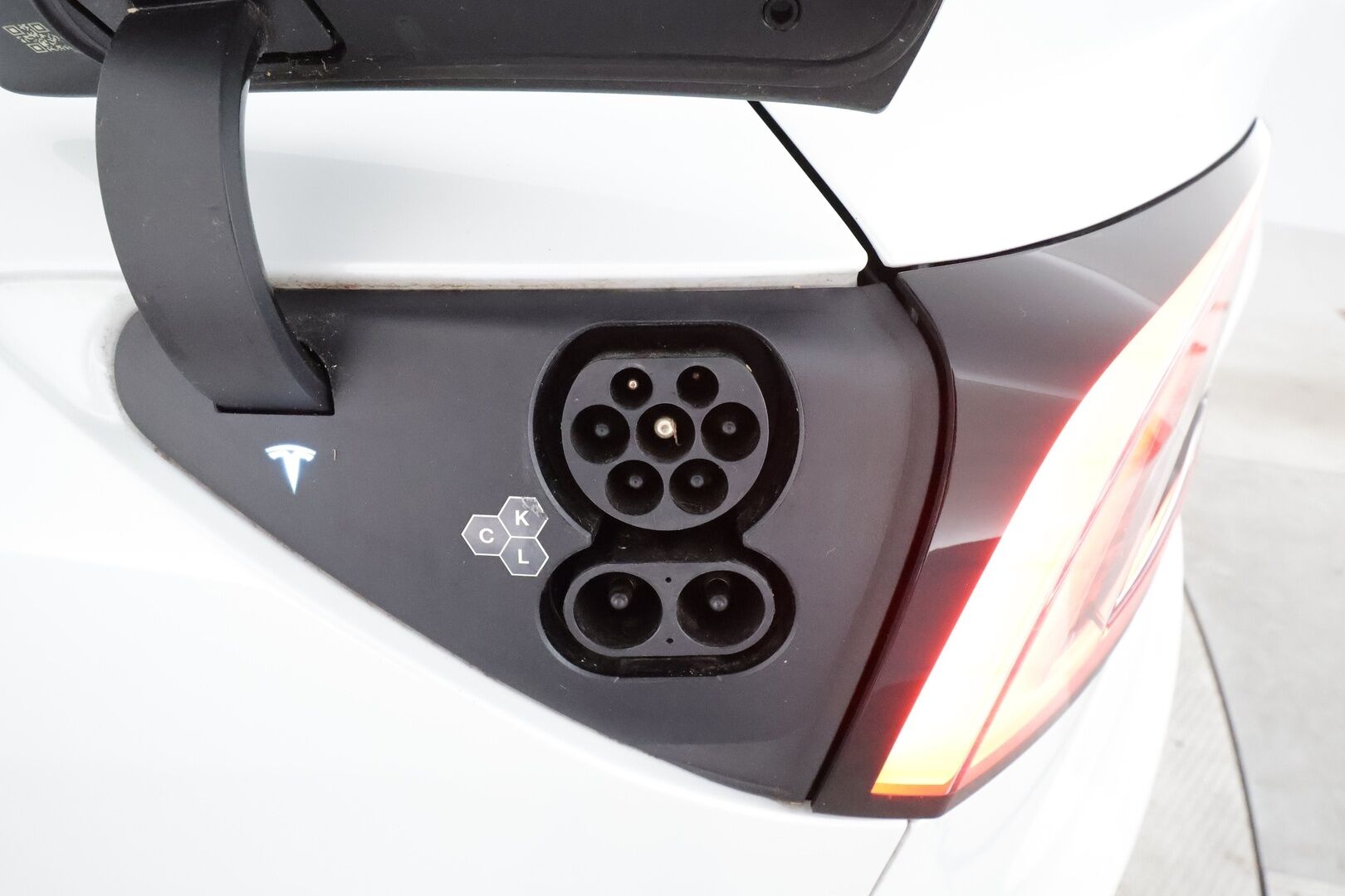 TESLA MODEL 3 2024 Highland Long Range **Ilmastoidut penkit / Lämpöpumppu / Matrix LED / Autopilot / Lasikatto / P.kamera** - 3,99 % KORKOTARJOUS TÄHÄN AUTOON - Ambient valot / Koti- ja kauppakeskus laturit
