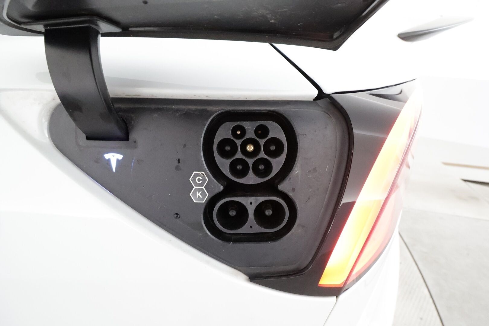 TESLA MODEL 3 2022 Performance **Lämpöpumppu / Matrix LED / AMD Ryzen / Autopilot / Lasikatto / Premium Audio / P.kamera** - 3,99 % KORKOTARJOUS TÄHÄN AUTOON - 
