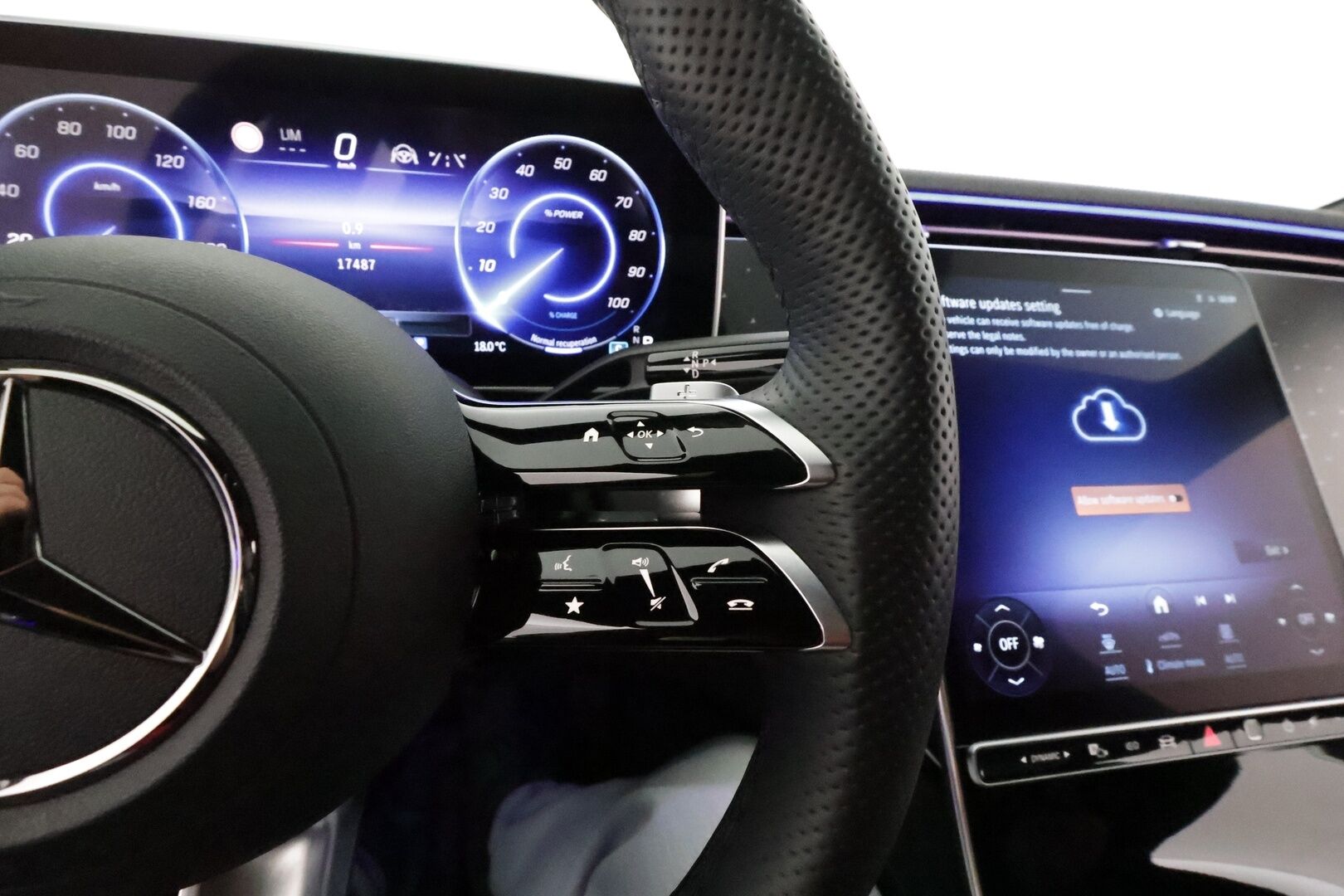 MERCEDES-BENZ EQE 2024 300 AMG **Distronic+ / Burmester / Digital Light / Koukku / Muistipenkit / Keyless / 360 Kamera / Apple&Android** - 2,99 % KORKOTARJOUS TÄHÄN AUTOON - 