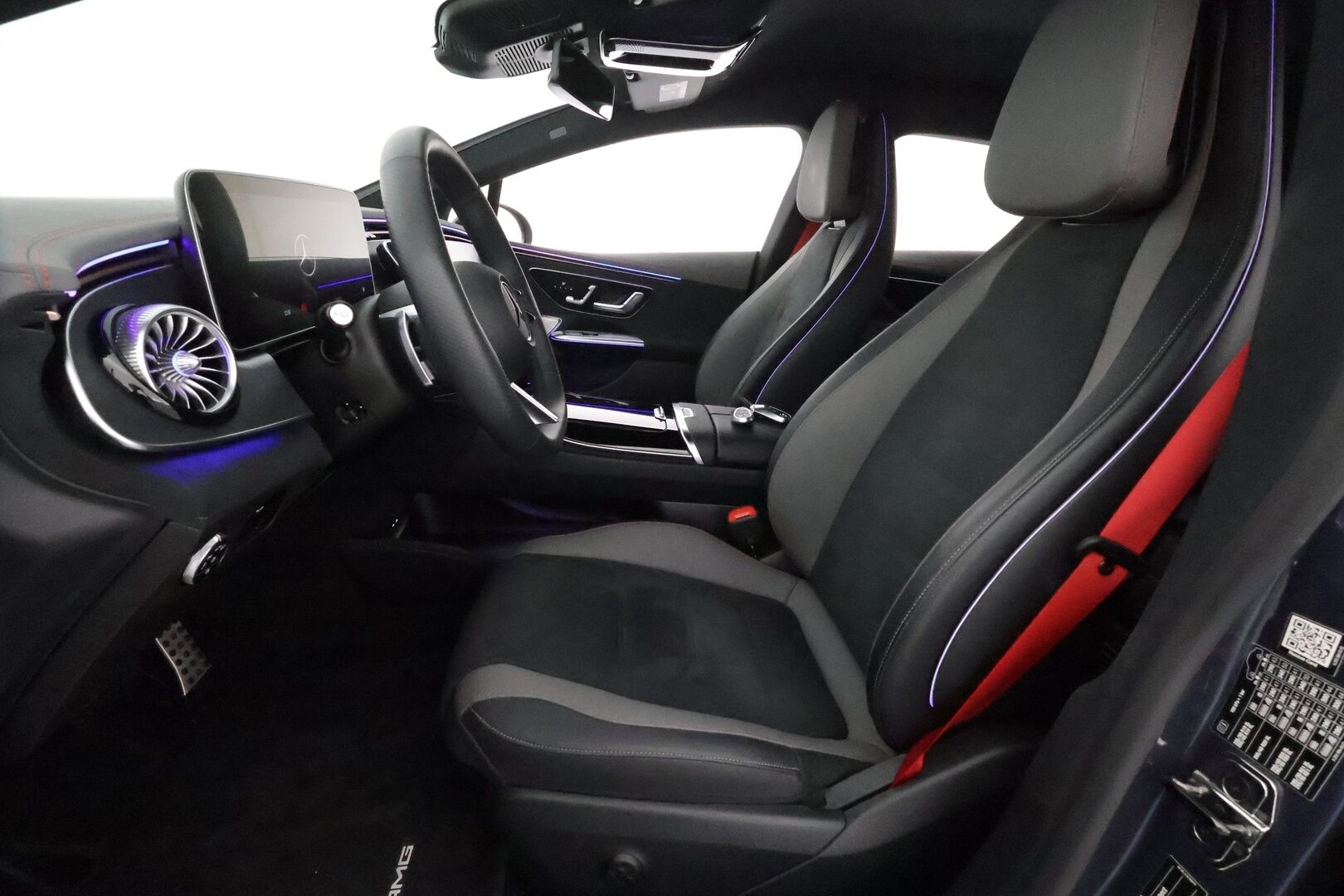 MERCEDES-BENZ EQE 2024 300 AMG **Distronic+ / Burmester / Digital Light / Koukku / Muistipenkit / Keyless / 360 Kamera / Apple&Android** - 2,99 % KORKOTARJOUS TÄHÄN AUTOON - 