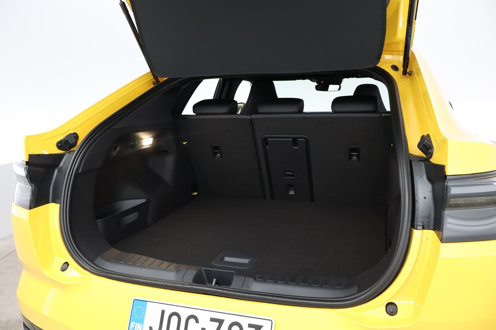 FORD CAPRI 2025 RWD Extended Range 77kWh 286hv * Lämpöpumppu / Adapt.Vakkari / Hieronta / Muistipenkki / Peruutuskamera / KeyLess - Vaihtoehto uudelle / ALV / Juuri tullut Tampereelle!