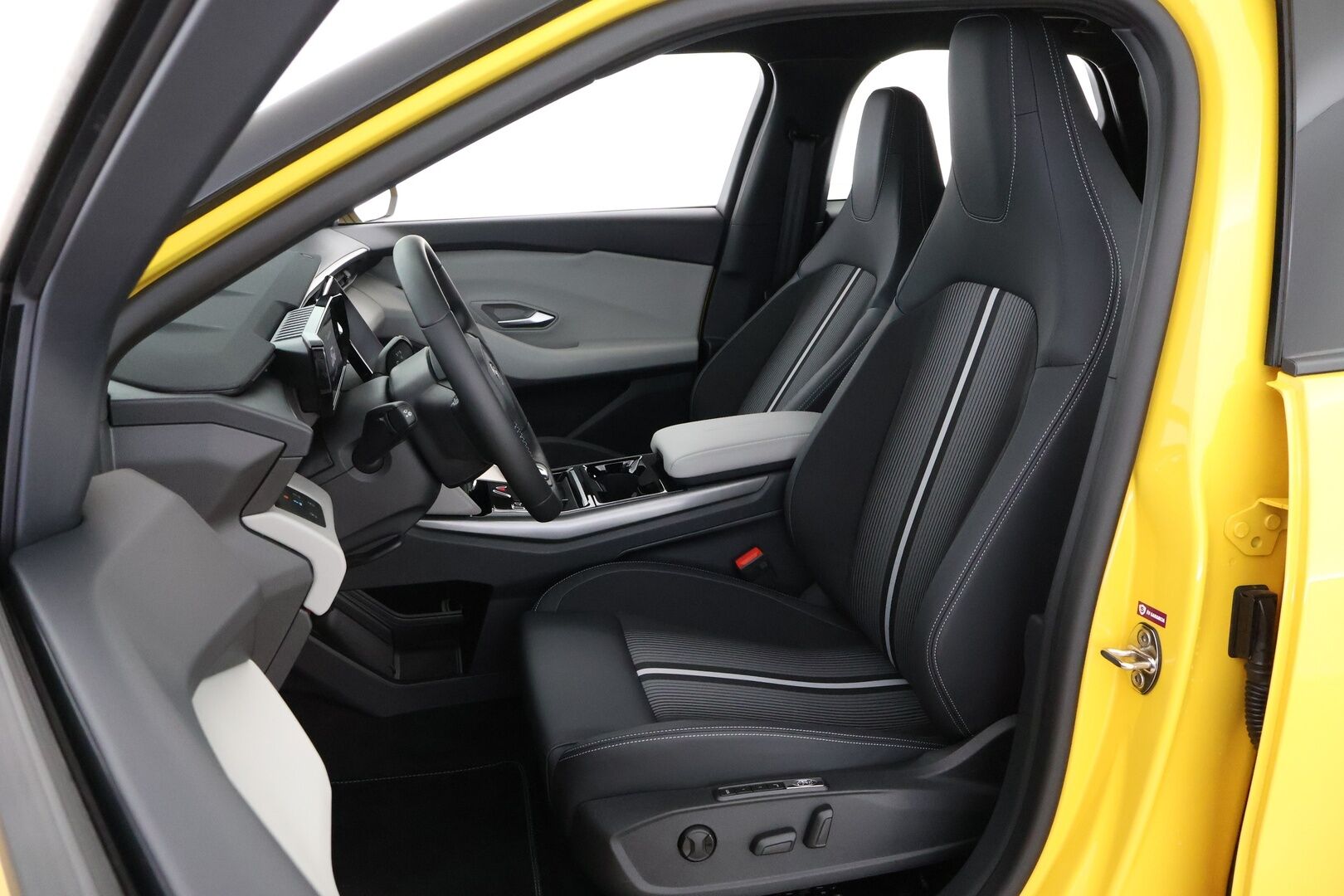 FORD CAPRI 2025 RWD Extended Range 77kWh 286hv * Lämpöpumppu / Adapt.Vakkari / Hieronta / Muistipenkki / Peruutuskamera / KeyLess - Vaihtoehto uudelle / ALV / Juuri tullut Tampereelle!