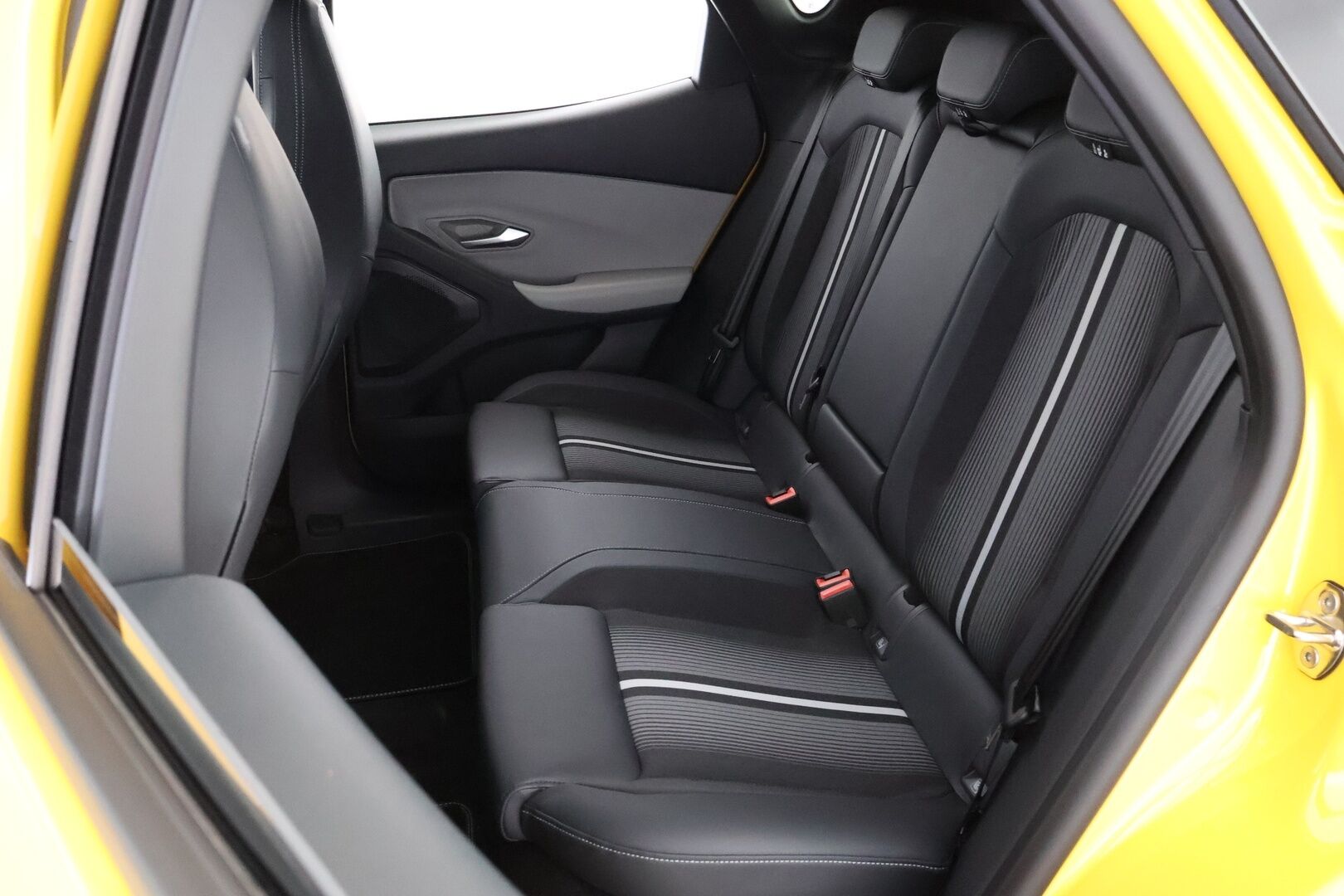 FORD CAPRI 2025 RWD Extended Range 77kWh 286hv * Lämpöpumppu / Adapt.Vakkari / Hieronta / Muistipenkki / Peruutuskamera / KeyLess - Vaihtoehto uudelle / ALV / Juuri tullut Tampereelle!