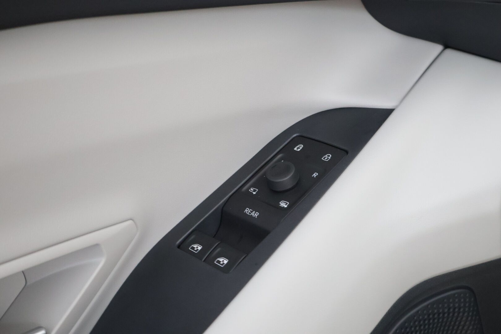 FORD CAPRI 2025 RWD Extended Range 77kWh 286hv * Lämpöpumppu / Adapt.Vakkari / Hieronta / Muistipenkki / Peruutuskamera / KeyLess - Vaihtoehto uudelle / ALV / Juuri tullut Tampereelle!