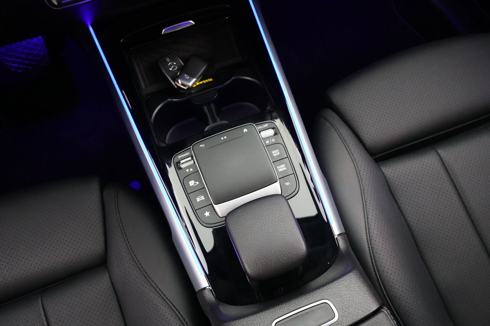 MERCEDES-BENZ EQB 2022 350 4MATIC 7-Paik **Panorama / Widescreen / HUD / Distronic+ / LED-High Performance / 360° / Sporttinahat Muistilla** - 3,99 % KORKOTARJOUS TÄHÄN AUTOON - Akku kuntotarkastettu / Kahdet Renkaat