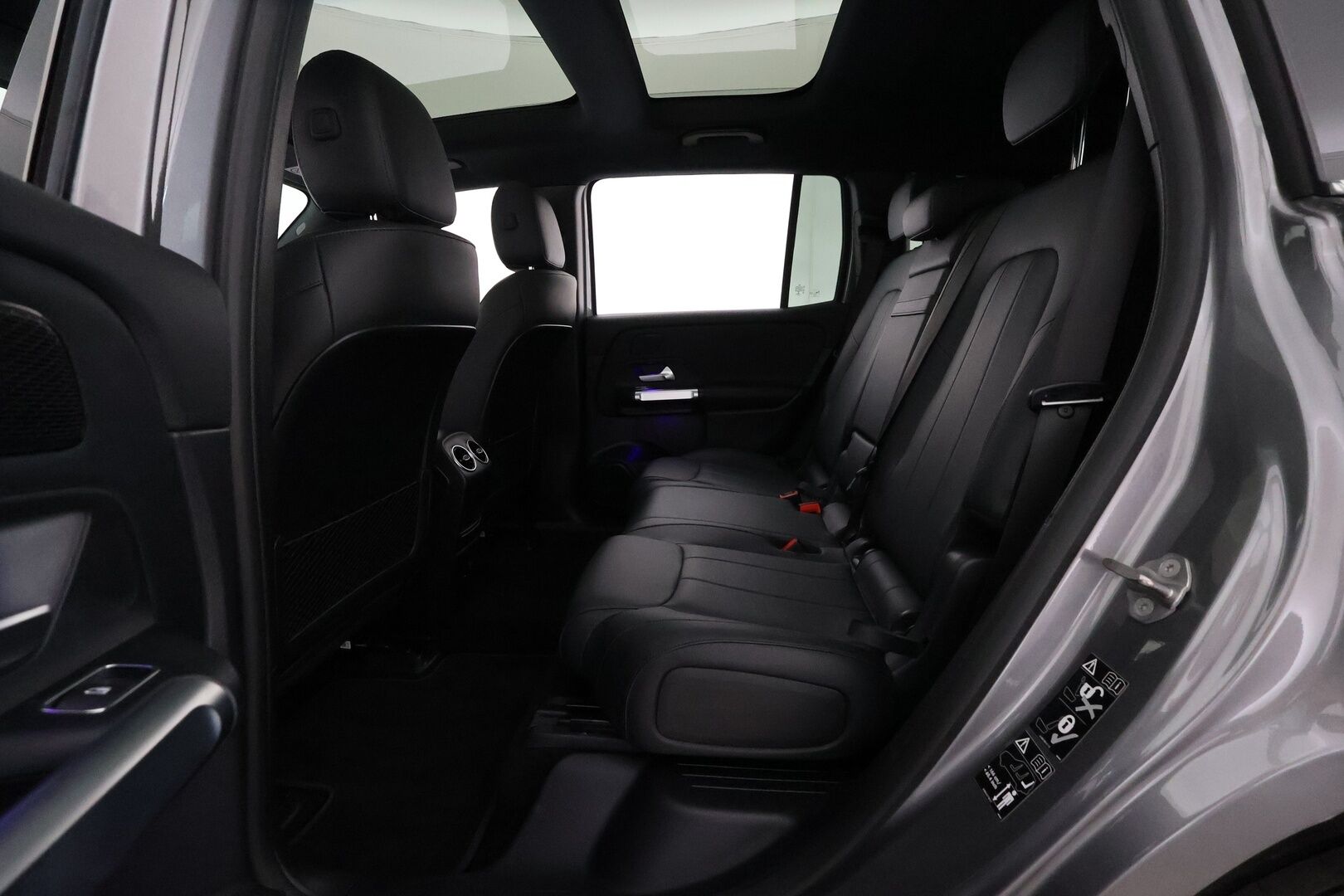 MERCEDES-BENZ EQB 2022 350 4MATIC 7-Paik **Panorama / Widescreen / HUD / Distronic+ / LED-High Performance / 360° / Sporttinahat Muistilla** - 3,99 % KORKOTARJOUS TÄHÄN AUTOON - Akku kuntotarkastettu / Kahdet Renkaat