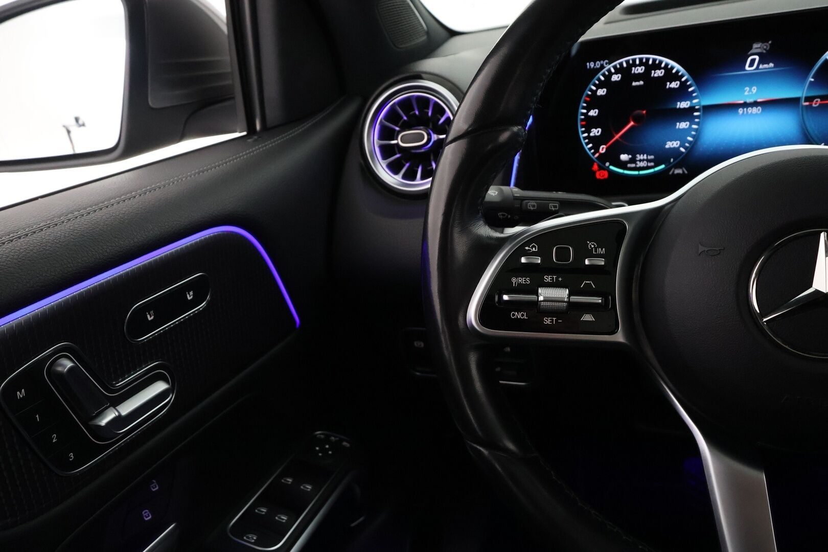 MERCEDES-BENZ EQB 2022 350 4MATIC 7-Paik **Panorama / Widescreen / HUD / Distronic+ / LED-High Performance / 360° / Sporttinahat Muistilla** - 3,99 % KORKOTARJOUS TÄHÄN AUTOON - Akku kuntotarkastettu / Kahdet Renkaat