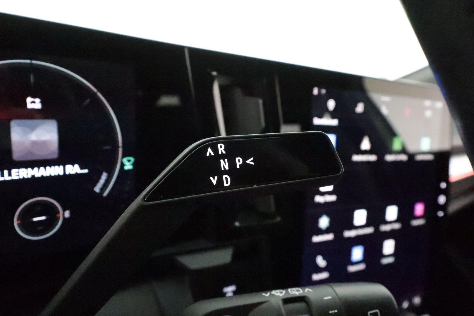 RENAULT MEGANE 2023 E-Tech electric 60kWh 220hv Iconic **Lämpöpumppu / H&K / Hierovat penkit / 360 Kamera / Adapt. vakkari / Apple&Android** - 3,99 % KORKOTARJOUS TÄHÄN AUTOON - 