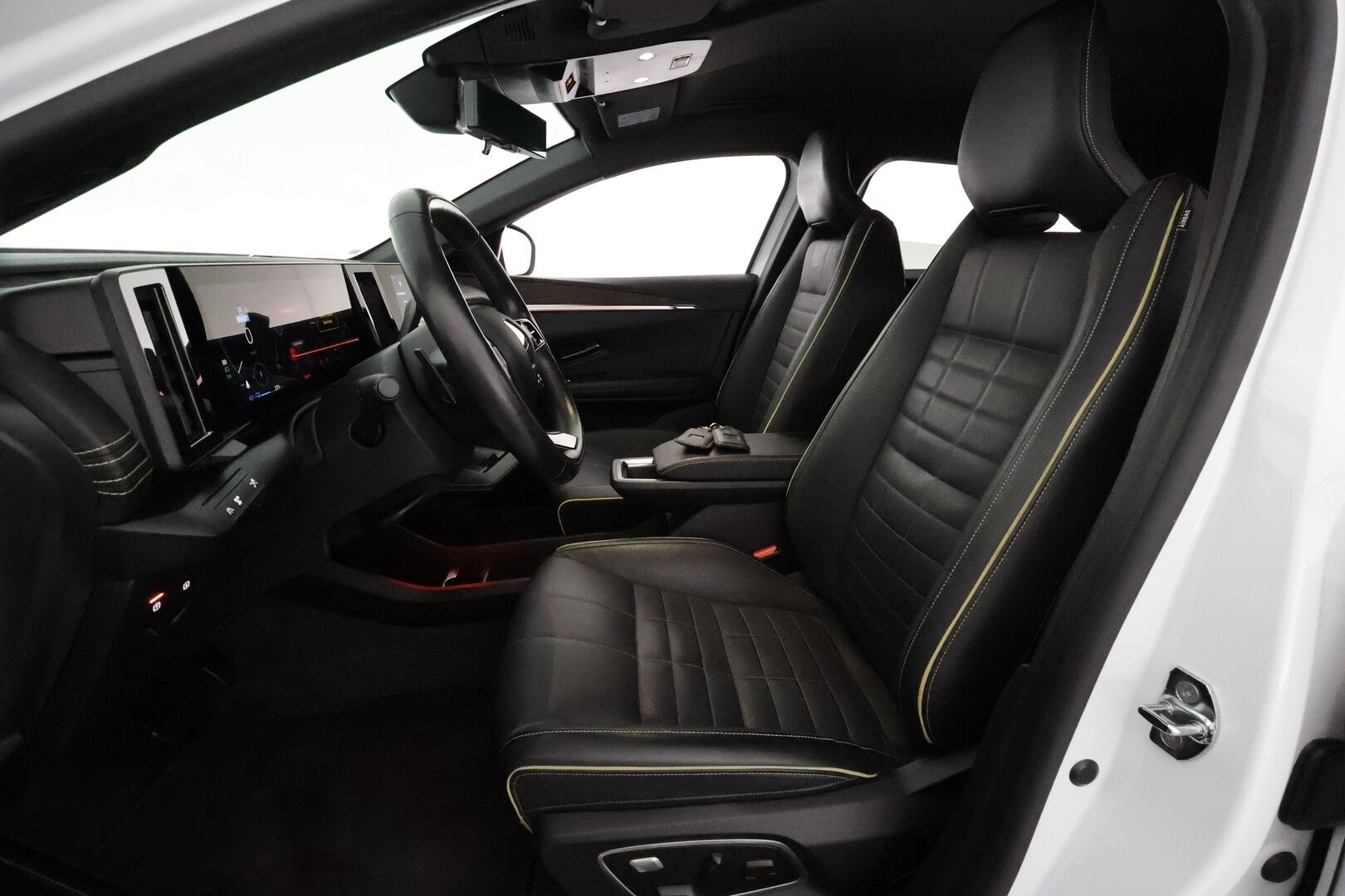 RENAULT MEGANE 2023 E-Tech electric 60kWh 220hv Iconic **Lämpöpumppu / H&K / Hierovat penkit / 360 Kamera / Adapt. vakkari / Apple&Android** - 3,99 % KORKOTARJOUS TÄHÄN AUTOON - 