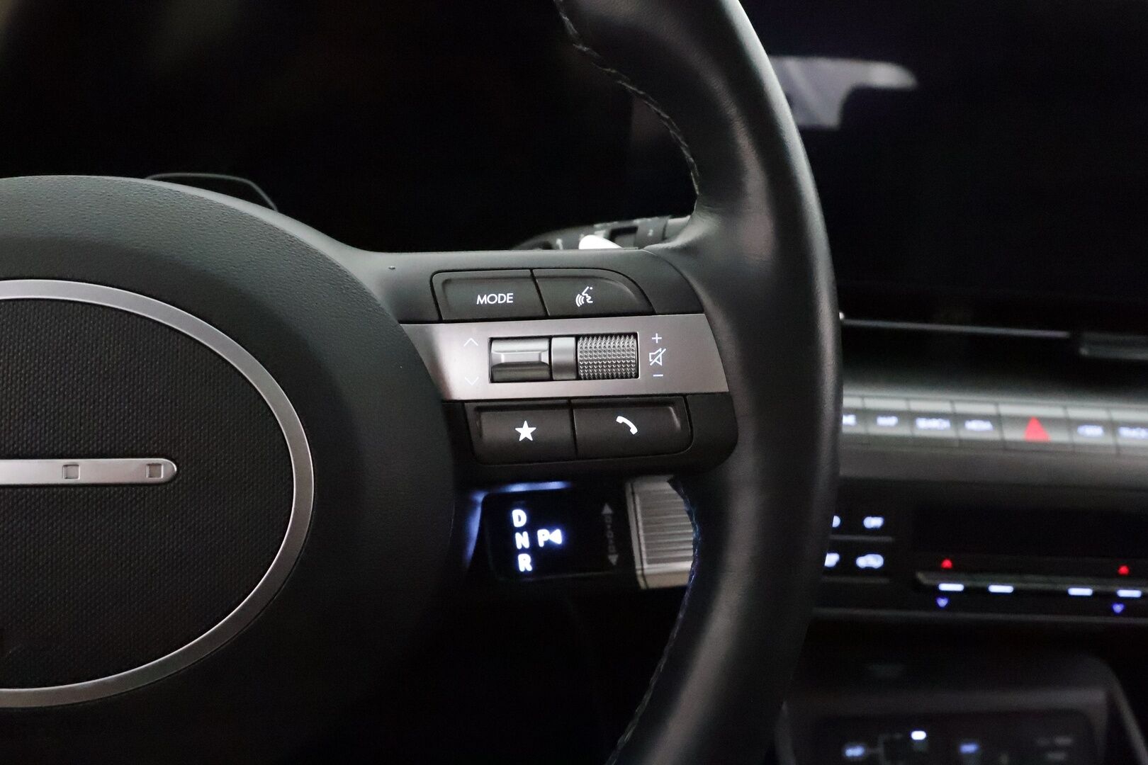 HYUNDAI KONA 2024 65 kWh 217 hv Premium **Adapt.vakkari / HUD / Bose / Lämpöpumppu / Sähköpenkit ilmasotinnilla / LED / Lasikattoluukku** - 3,99 % KORKOTARJOUS TÄHÄN AUTOON 31.8. ASTI! - Akku kuntotarkastettu! / Muistipenkki / 360.kamera / Digimittaristo / Nahat / KeylessGo