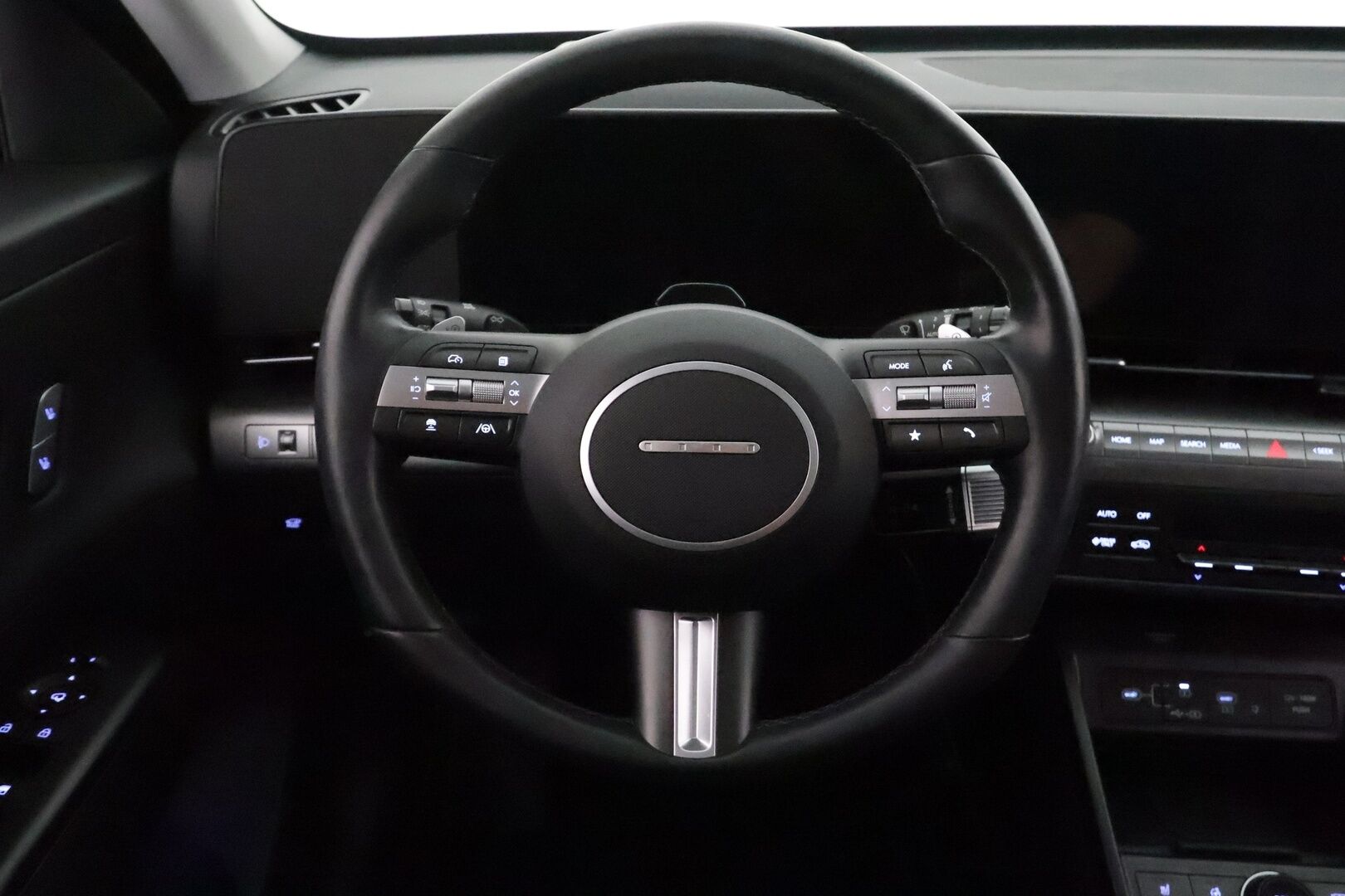 HYUNDAI KONA 2024 65 kWh 217 hv Premium **Adapt.vakkari / HUD / Bose / Lämpöpumppu / Sähköpenkit ilmasotinnilla / LED / Lasikattoluukku** - 3,99 % KORKOTARJOUS TÄHÄN AUTOON - Akku kuntotarkastettu! / Muistipenkki / 360.kamera / Digimittaristo / Nahat / KeylessGo