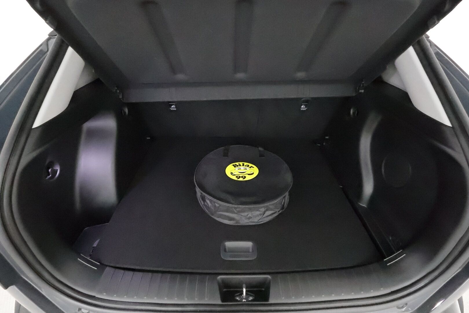 HYUNDAI KONA 2024 65 kWh 217 hv Premium **Adapt.vakkari / HUD / Bose / Lämpöpumppu / Sähköpenkit ilmasotinnilla / LED / Lasikattoluukku** - 3,99 % KORKOTARJOUS TÄHÄN AUTOON - Akku kuntotarkastettu! / Muistipenkki / 360.kamera / Digimittaristo / Nahat / KeylessGo