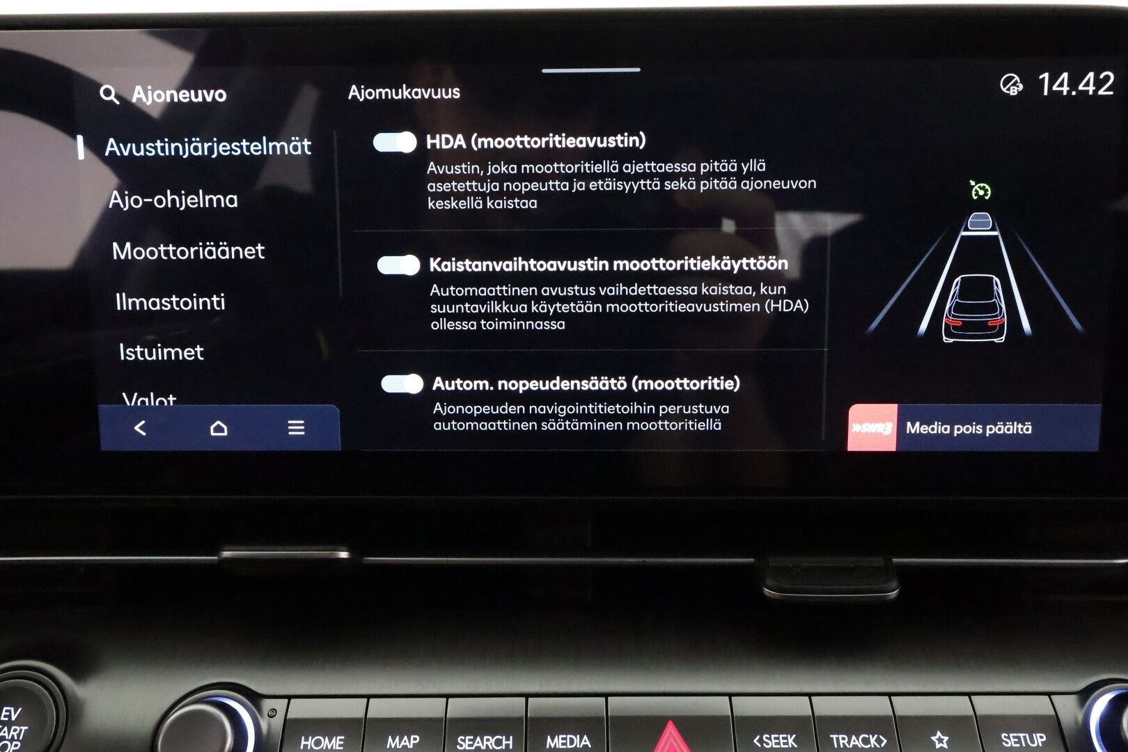HYUNDAI KONA 2024 65 kWh 217 hv Premium **Adapt.vakkari / HUD / Bose / Lämpöpumppu / Sähköpenkit ilmasotinnilla / LED / Lasikattoluukku** - 3,99 % KORKOTARJOUS TÄHÄN AUTOON - Akku kuntotarkastettu! / Muistipenkki / 360.kamera / Digimittaristo / Nahat / KeylessGo