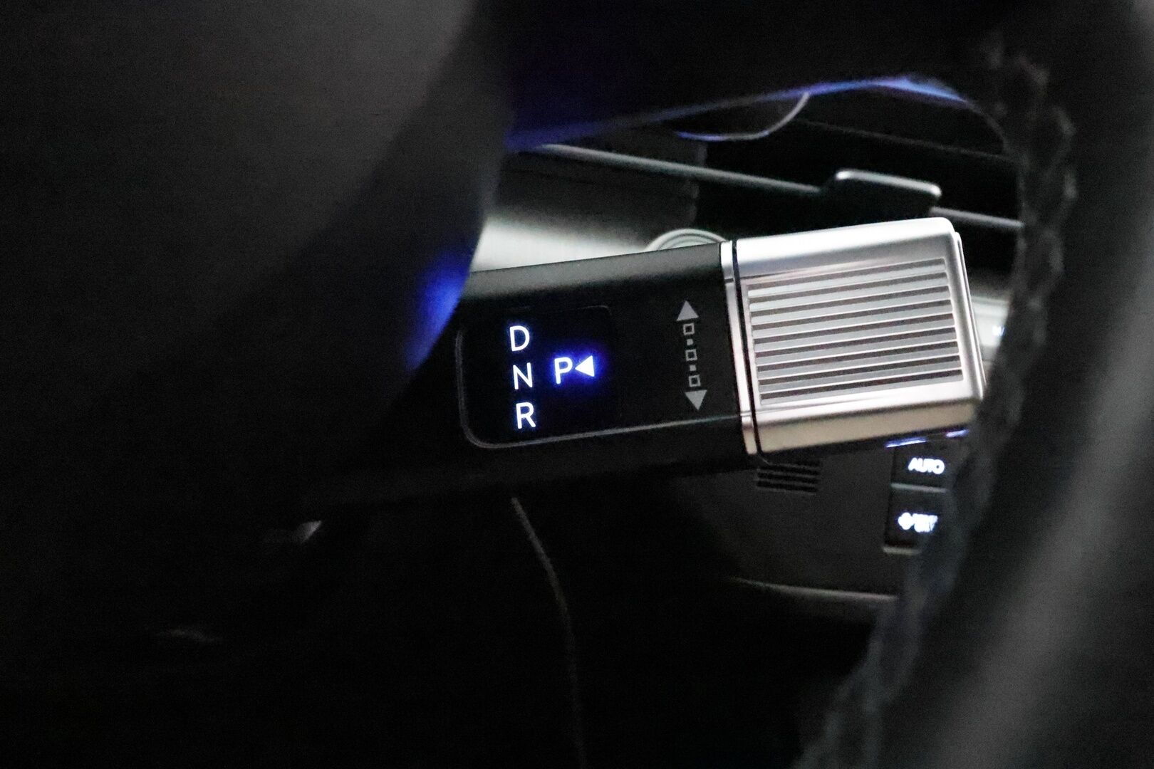 HYUNDAI KONA 2024 65 kWh 217 hv Premium **Adapt.vakkari / HUD / Bose / Lämpöpumppu / Sähköpenkit ilmasotinnilla / LED / Lasikattoluukku** - 3,99 % KORKOTARJOUS TÄHÄN AUTOON - Akku kuntotarkastettu! / Muistipenkki / 360.kamera / Digimittaristo / Nahat / KeylessGo