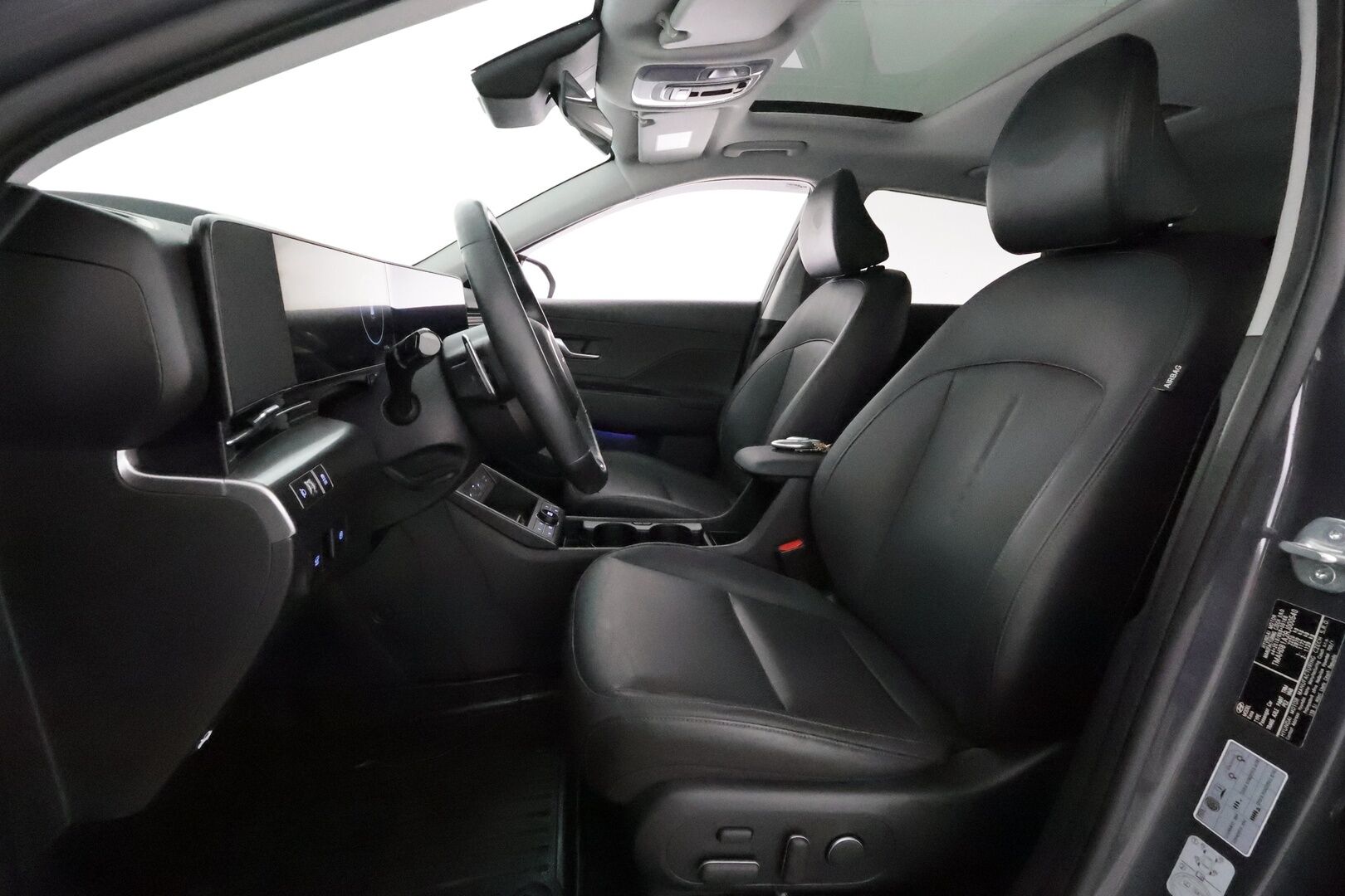 HYUNDAI KONA 2024 65 kWh 217 hv Premium **Adapt.vakkari / HUD / Bose / Lämpöpumppu / Sähköpenkit ilmasotinnilla / LED / Lasikattoluukku** - 3,99 % KORKOTARJOUS TÄHÄN AUTOON - Akku kuntotarkastettu! / Muistipenkki / 360.kamera / Digimittaristo / Nahat / KeylessGo