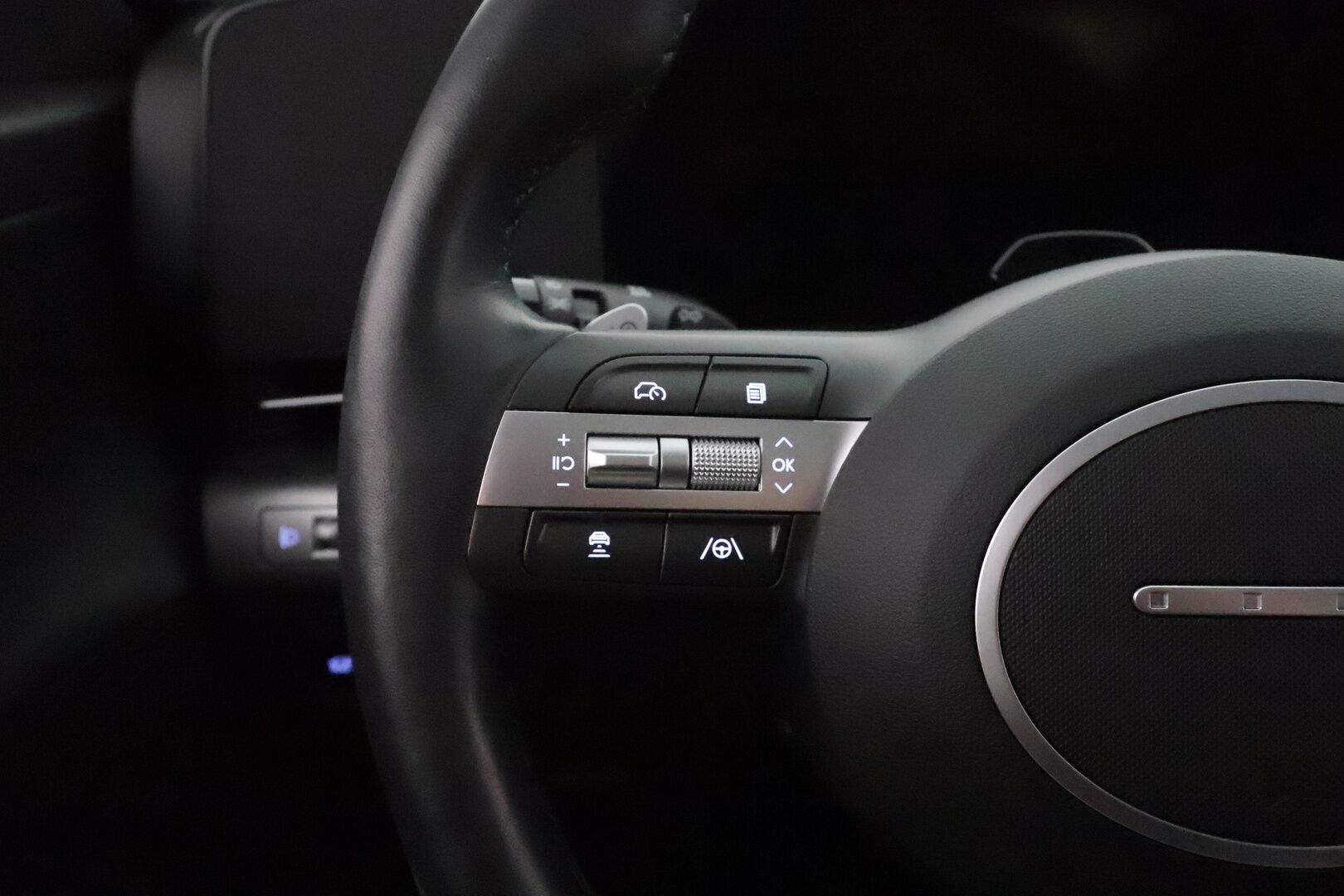 HYUNDAI KONA 2024 65 kWh 217 hv Premium **Adapt.vakkari / HUD / Bose / Lämpöpumppu / Sähköpenkit ilmasotinnilla / LED / Lasikattoluukku** - 3,99 % KORKOTARJOUS TÄHÄN AUTOON - Akku kuntotarkastettu! / Muistipenkki / 360.kamera / Digimittaristo / Nahat / KeylessGo