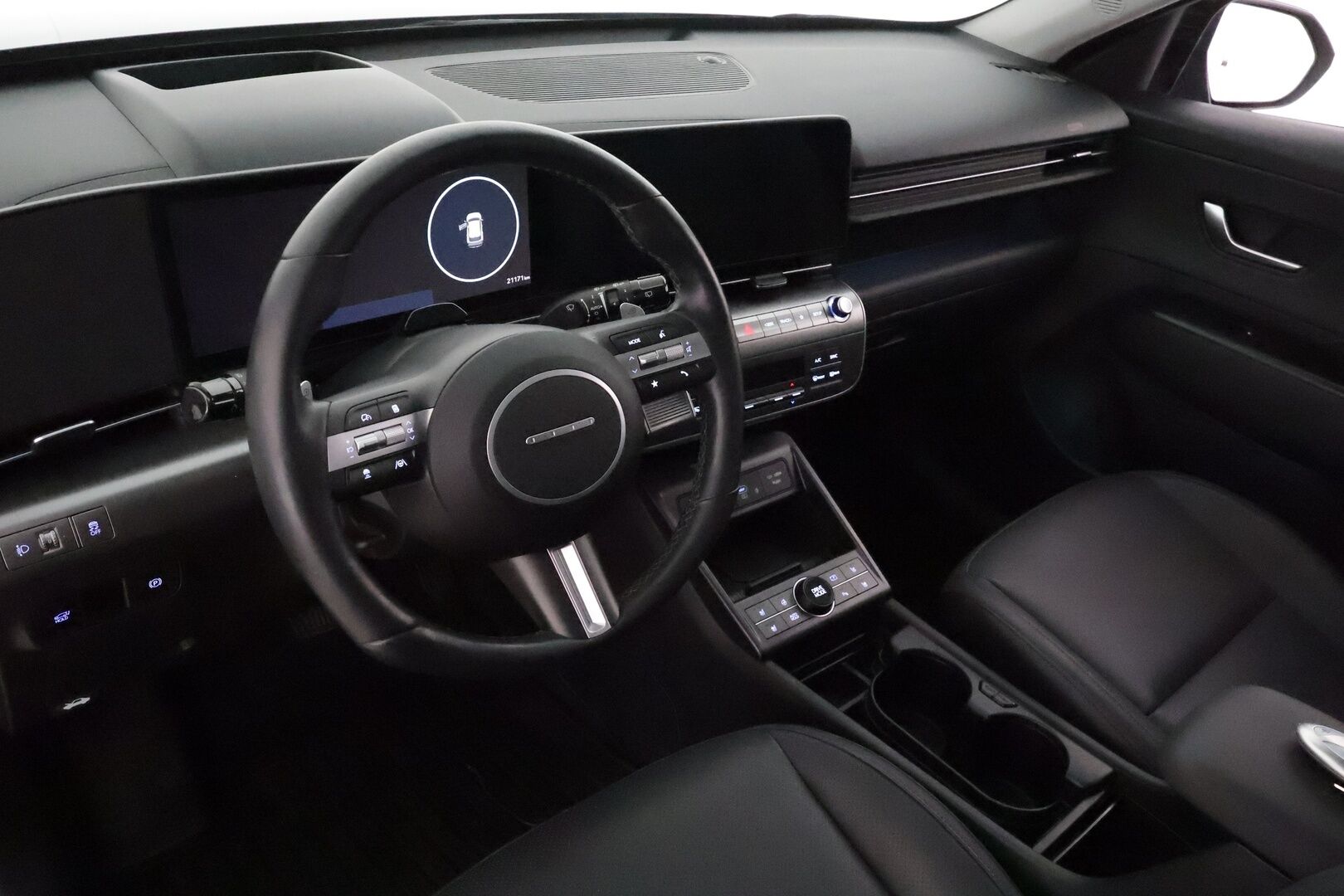 HYUNDAI KONA 2024 65 kWh 217 hv Premium **Adapt.vakkari / HUD / Bose / Lämpöpumppu / Sähköpenkit ilmasotinnilla / LED / Lasikattoluukku** - 3,99 % KORKOTARJOUS TÄHÄN AUTOON - Akku kuntotarkastettu! / Muistipenkki / 360.kamera / Digimittaristo / Nahat / KeylessGo