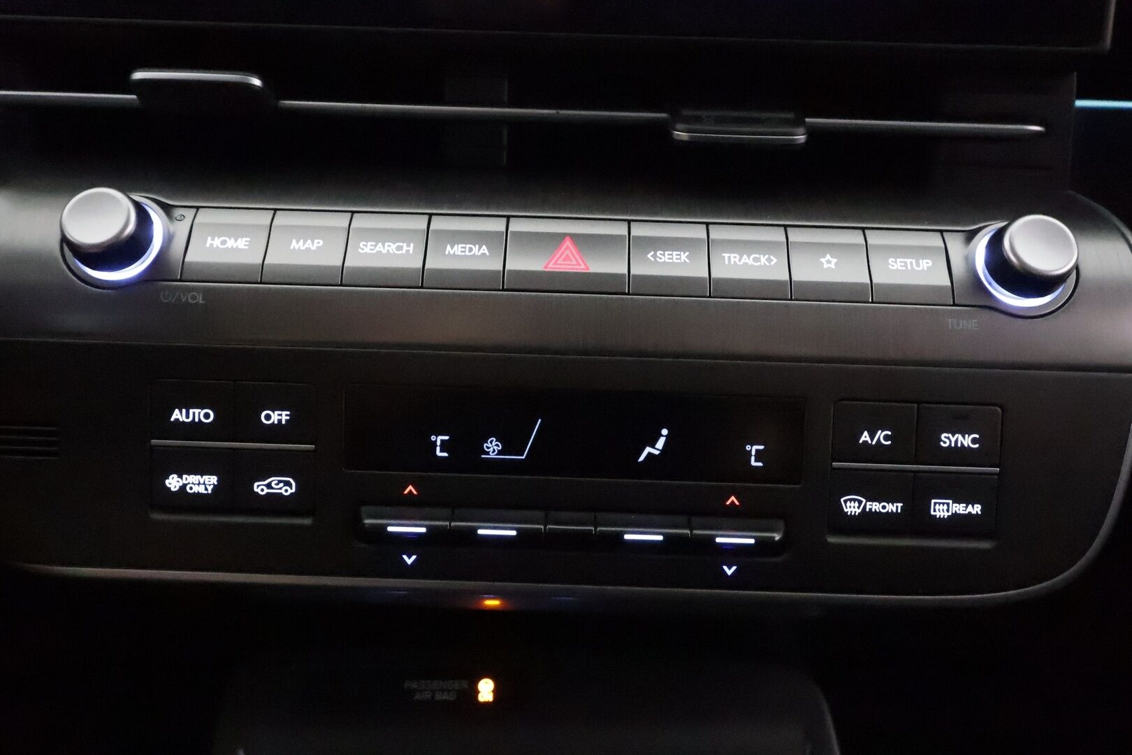 HYUNDAI KONA 2024 65 kWh 217 hv Premium **Adapt.vakkari / HUD / Bose / Lämpöpumppu / Sähköpenkit ilmasotinnilla / LED / Lasikattoluukku** - 3,99 % KORKOTARJOUS TÄHÄN AUTOON - Akku kuntotarkastettu! / Muistipenkki / 360.kamera / Digimittaristo / Nahat / KeylessGo