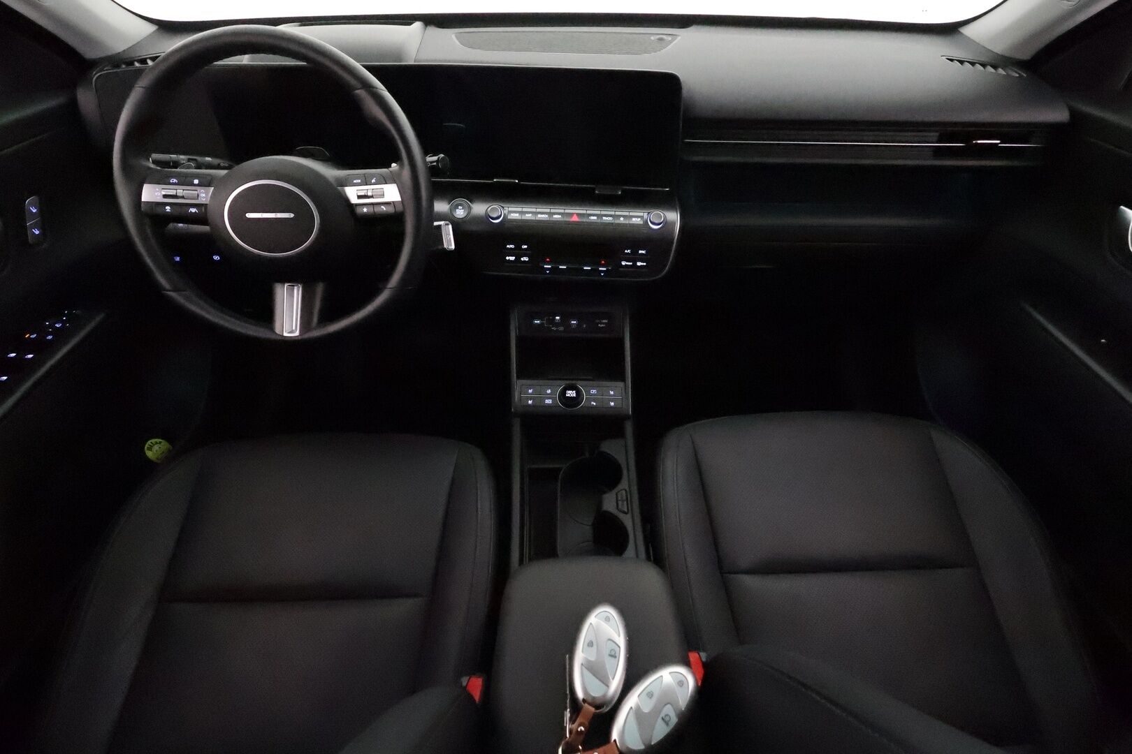 HYUNDAI KONA 2024 65 kWh 217 hv Premium **Adapt.vakkari / HUD / Bose / Lämpöpumppu / Sähköpenkit ilmasotinnilla / LED / Lasikattoluukku** - 3,99 % KORKOTARJOUS TÄHÄN AUTOON - Akku kuntotarkastettu! / Muistipenkki / 360.kamera / Digimittaristo / Nahat / KeylessGo