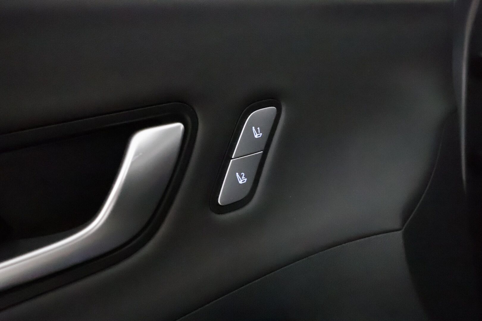 HYUNDAI KONA 2024 65 kWh 217 hv Premium **Adapt.vakkari / HUD / Bose / Lämpöpumppu / Sähköpenkit ilmasotinnilla / LED / Lasikattoluukku** - 3,99 % KORKOTARJOUS TÄHÄN AUTOON - Akku kuntotarkastettu! / Muistipenkki / 360.kamera / Digimittaristo / Nahat / KeylessGo