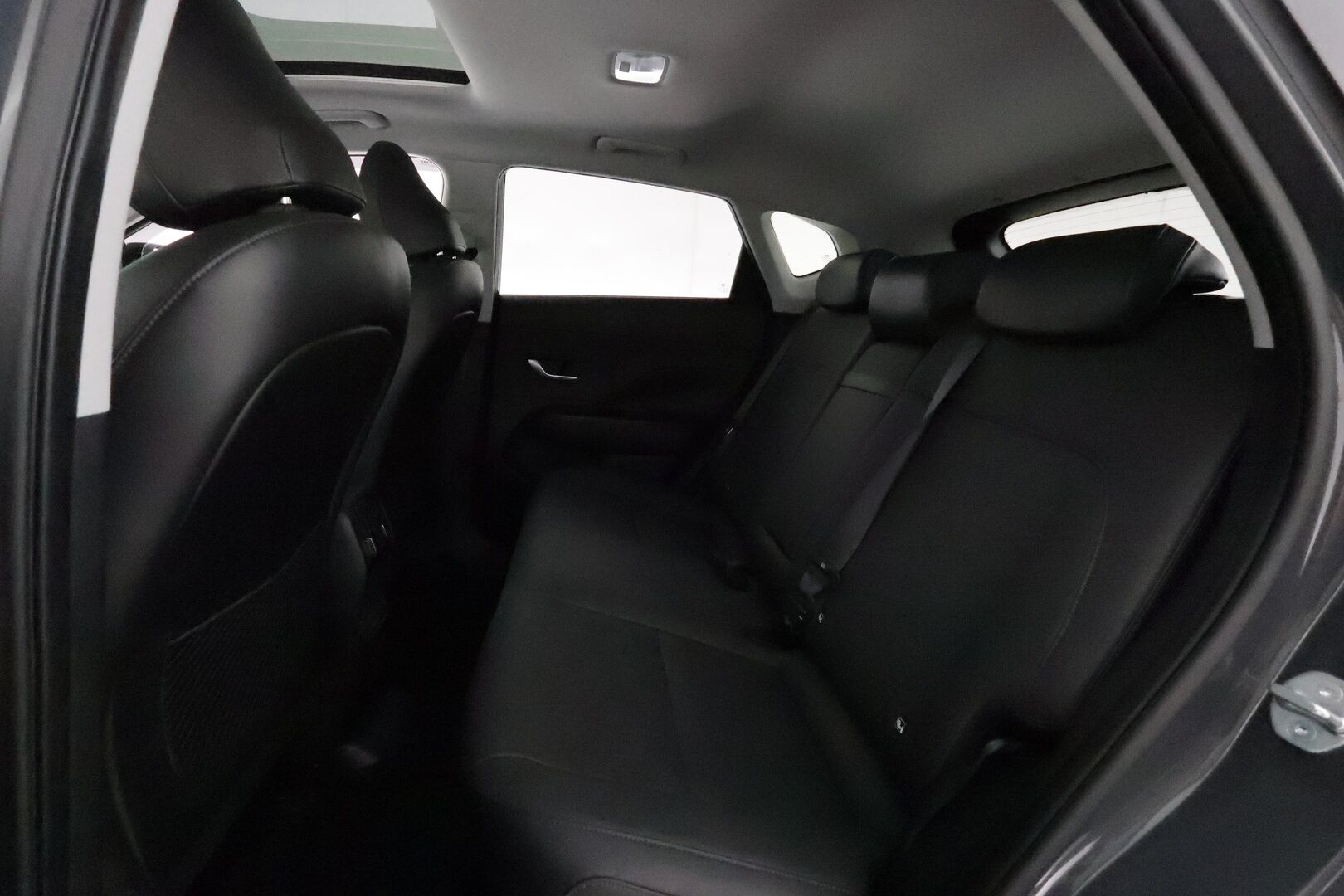 HYUNDAI KONA 2024 65 kWh 217 hv Premium **Adapt.vakkari / HUD / Bose / Lämpöpumppu / Sähköpenkit ilmasotinnilla / LED / Lasikattoluukku** - 3,99 % KORKOTARJOUS TÄHÄN AUTOON - Akku kuntotarkastettu! / Muistipenkki / 360.kamera / Digimittaristo / Nahat / KeylessGo
