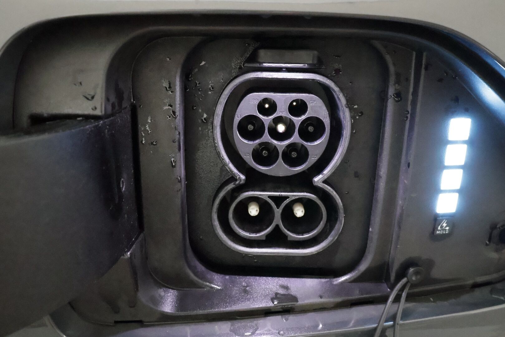 HYUNDAI KONA 2024 65 kWh 217 hv Premium **Adapt.vakkari / HUD / Bose / Lämpöpumppu / Sähköpenkit ilmasotinnilla / LED / Lasikattoluukku** - 3,99 % KORKOTARJOUS TÄHÄN AUTOON - Akku kuntotarkastettu! / Muistipenkki / 360.kamera / Digimittaristo / Nahat / KeylessGo