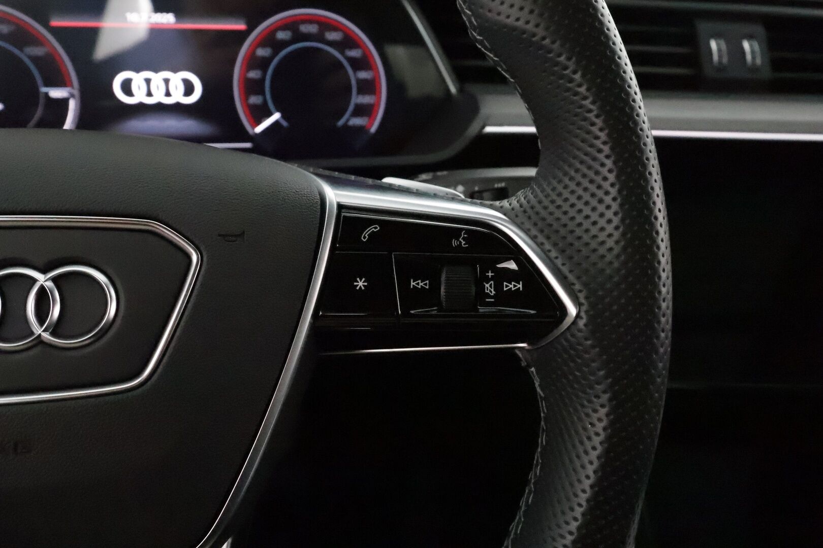 AUDI E-TRON 2022 Sportback Advanced 50 quattro **Panorama / HUD / B&O / Adapt.Vakkari / Matrix-LED / 360° / Sporttipenkki Muistilla** - 3,99 % KORKOTARJOUS TÄHÄN AUTOON - 2x Latauskaapelit / HUIPPU VARUSTEET!
