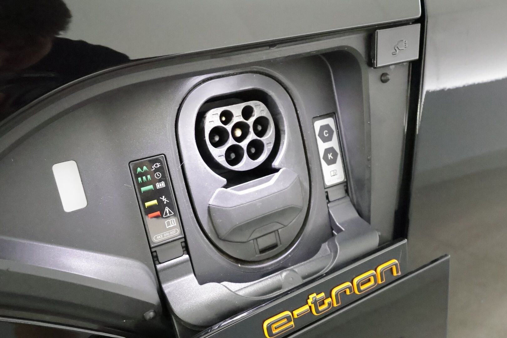 AUDI E-TRON 2022 Sportback Advanced 50 quattro **Panorama / HUD / B&O / Adapt.Vakkari / Matrix-LED / 360° / Sporttipenkki Muistilla** - 3,99 % KORKOTARJOUS TÄHÄN AUTOON - 2x Latauskaapelit / HUIPPU VARUSTEET!