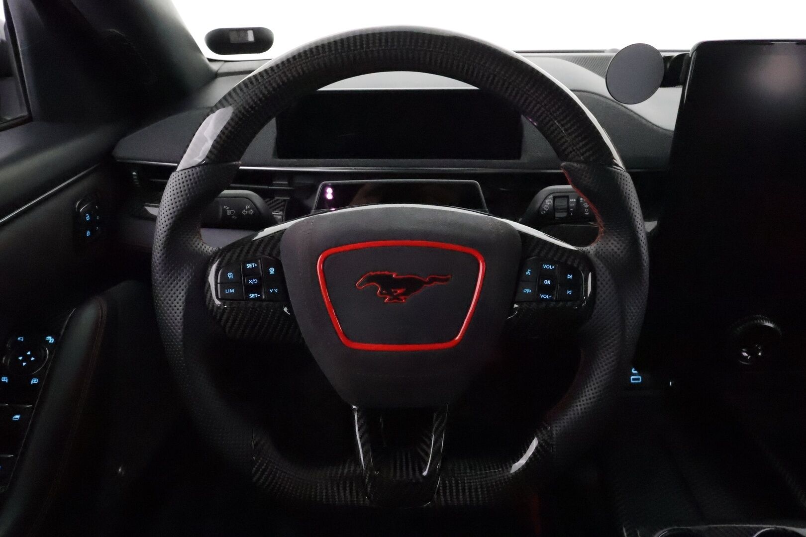 FORD MUSTANG MACH-E 2022 AWD Standard Range **Adapt.Vakkari / LED-valot / 360° / Bang&Olufsen / Lasikatto / Muistipenkki / Navi / Kaistavahti** - VIIMEISEN PÄÄLLE TUUNATTU! / KATSO KUVAT! / Merkkihuollettu / 2x Latauskaapelit 